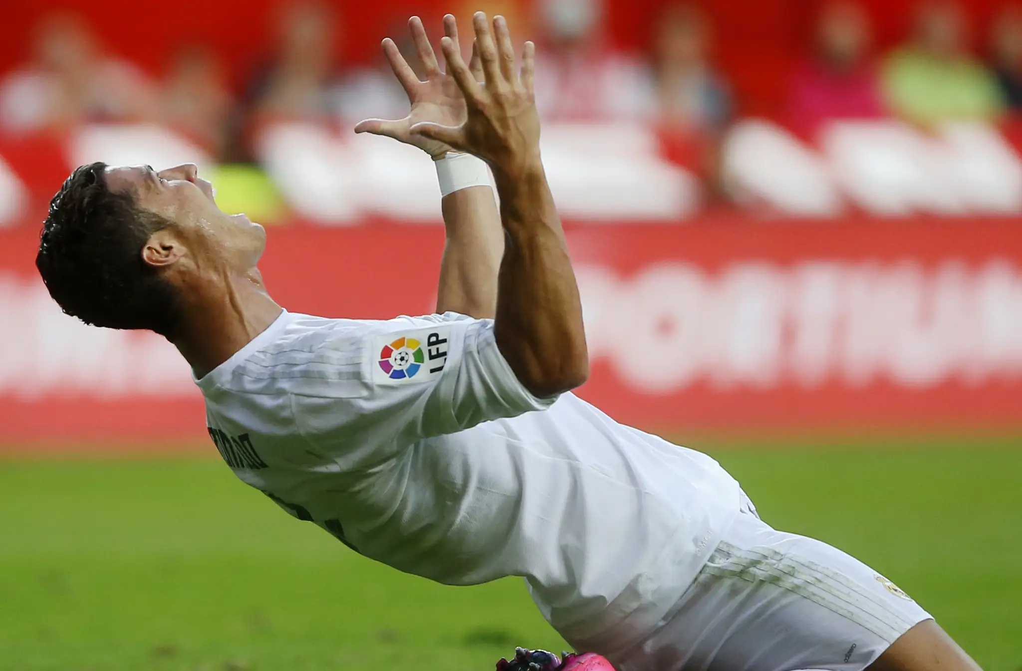 Cristiano Ronaldo sa hnevá na rozhodcu, že neodpískal penaltu