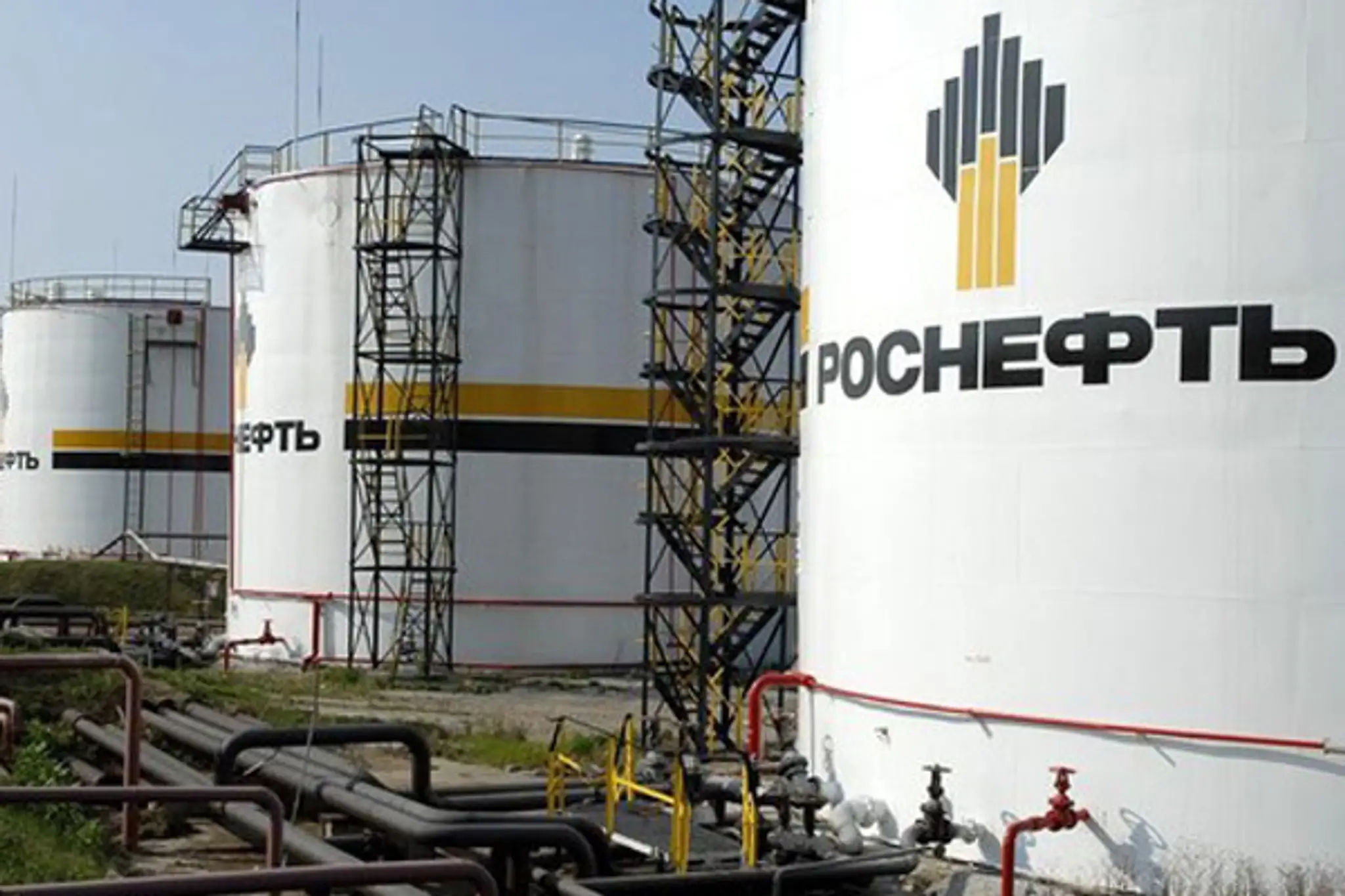 Požiar v rafinérii Rosneft