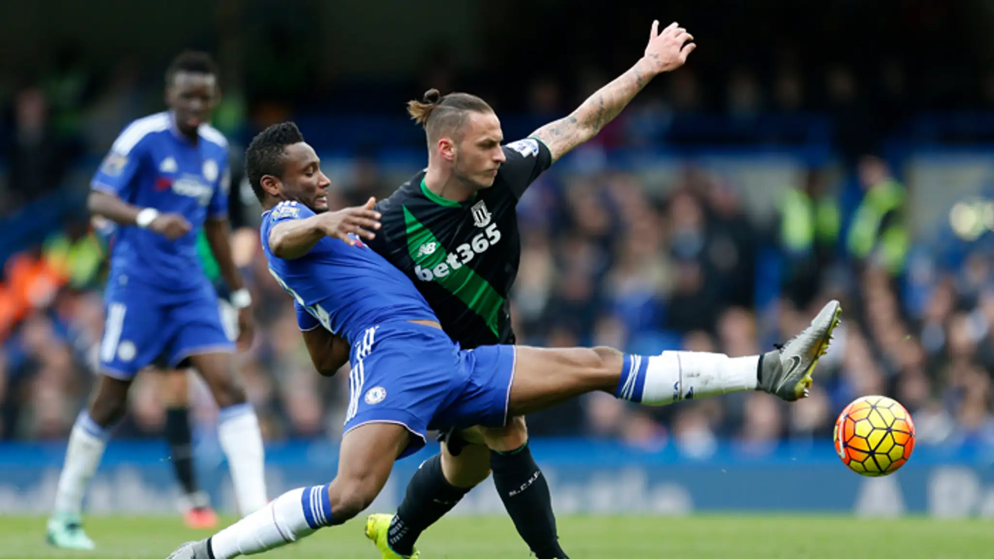 Vľavo hráč Chelsea John Obi Mikel, vpravo rakúsky útočník hráč Stoke City Marko Arnautovič.
