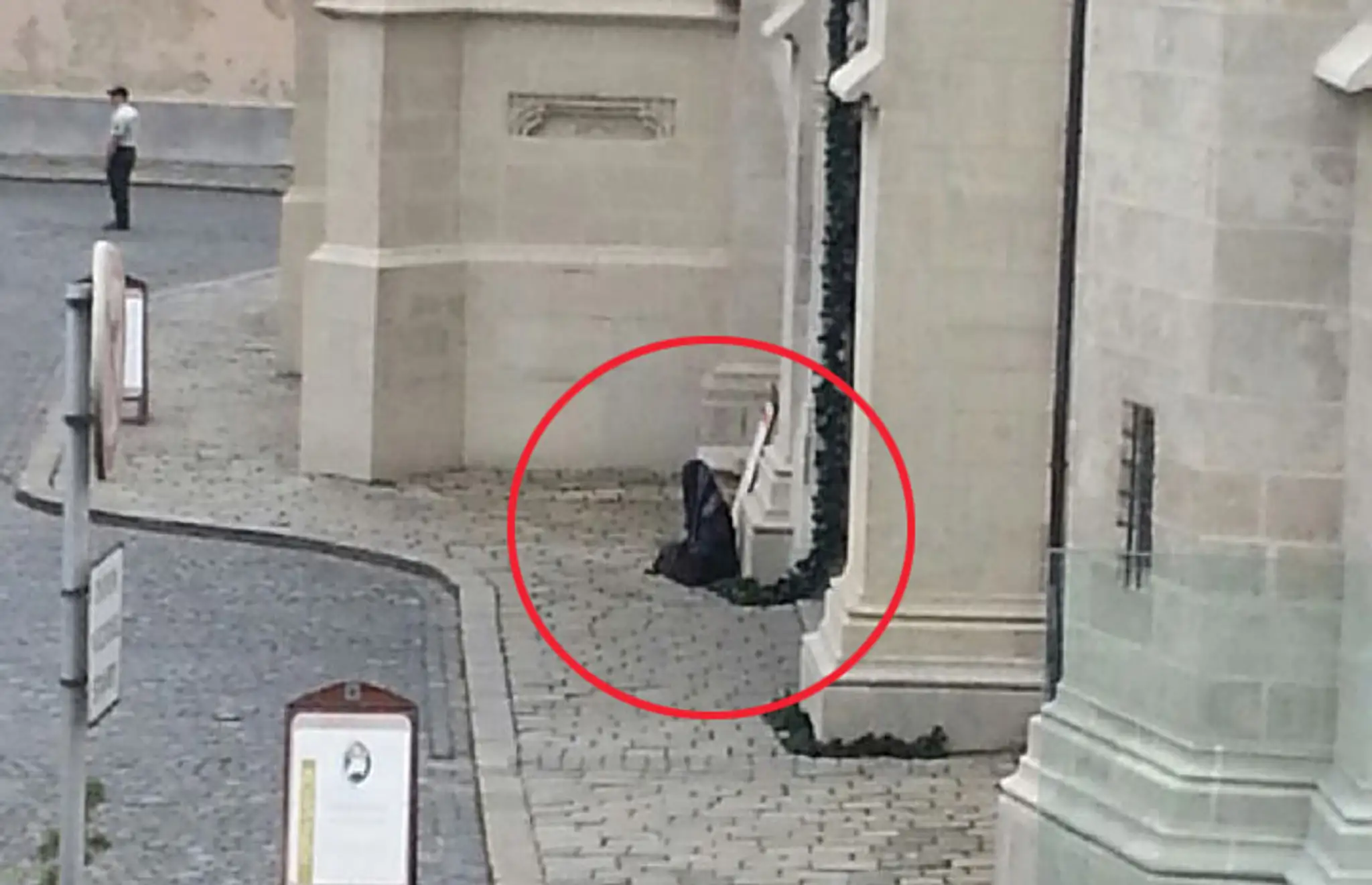 Pri Dóme sv. Martina našli maketu moslimky so samopalom.
