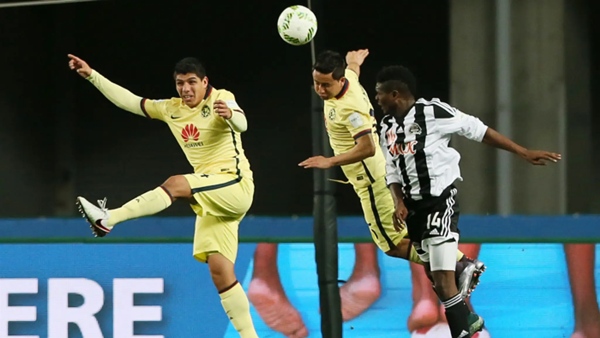 Zľava Osmar Mares a Ventura Alvarado(Club America)v súboji o loptu s Kabaso Chongom (TP Mazembe) na MS klubov.