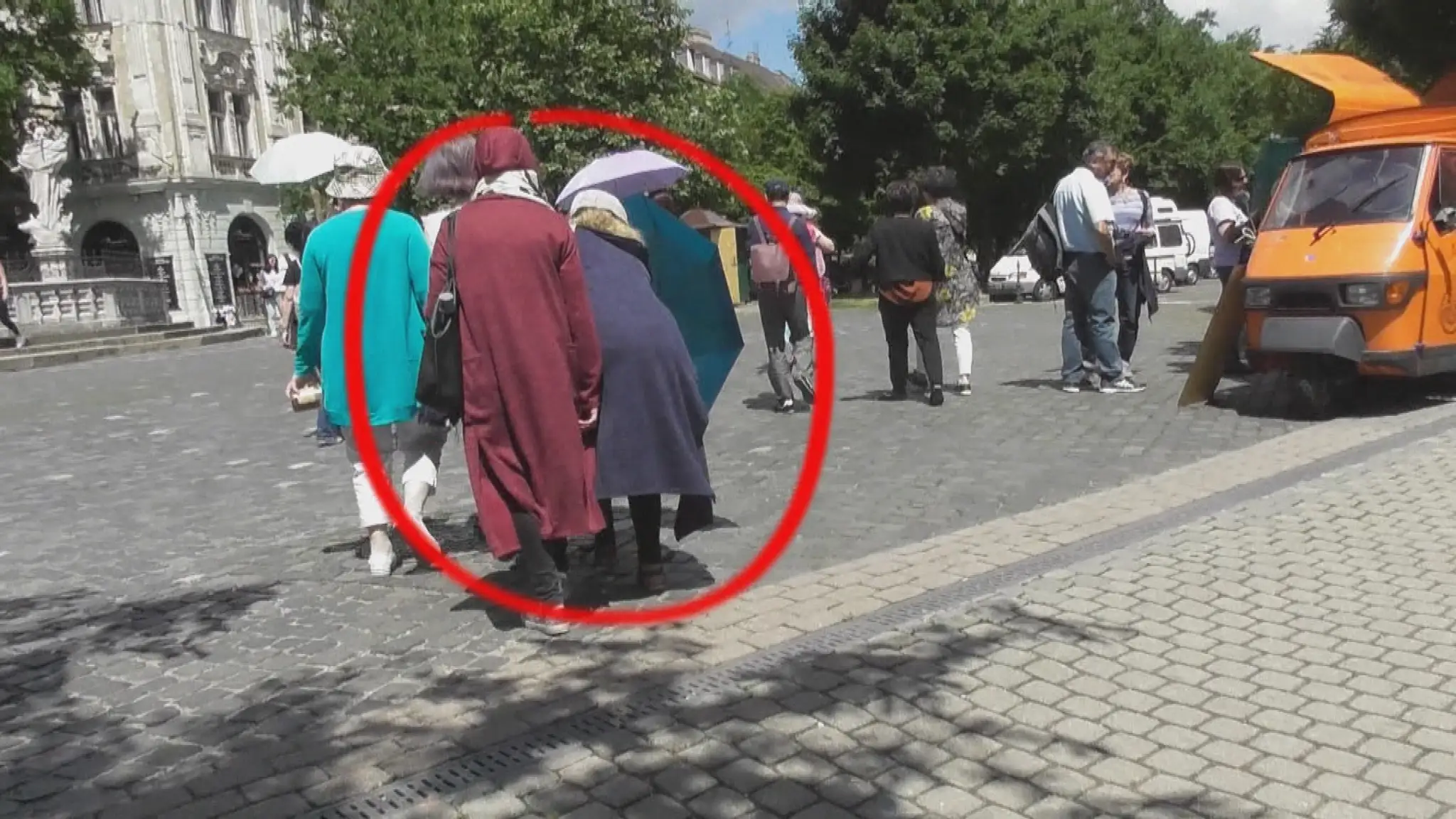 Tvária sa ako turisti, no sú to zlodeji.