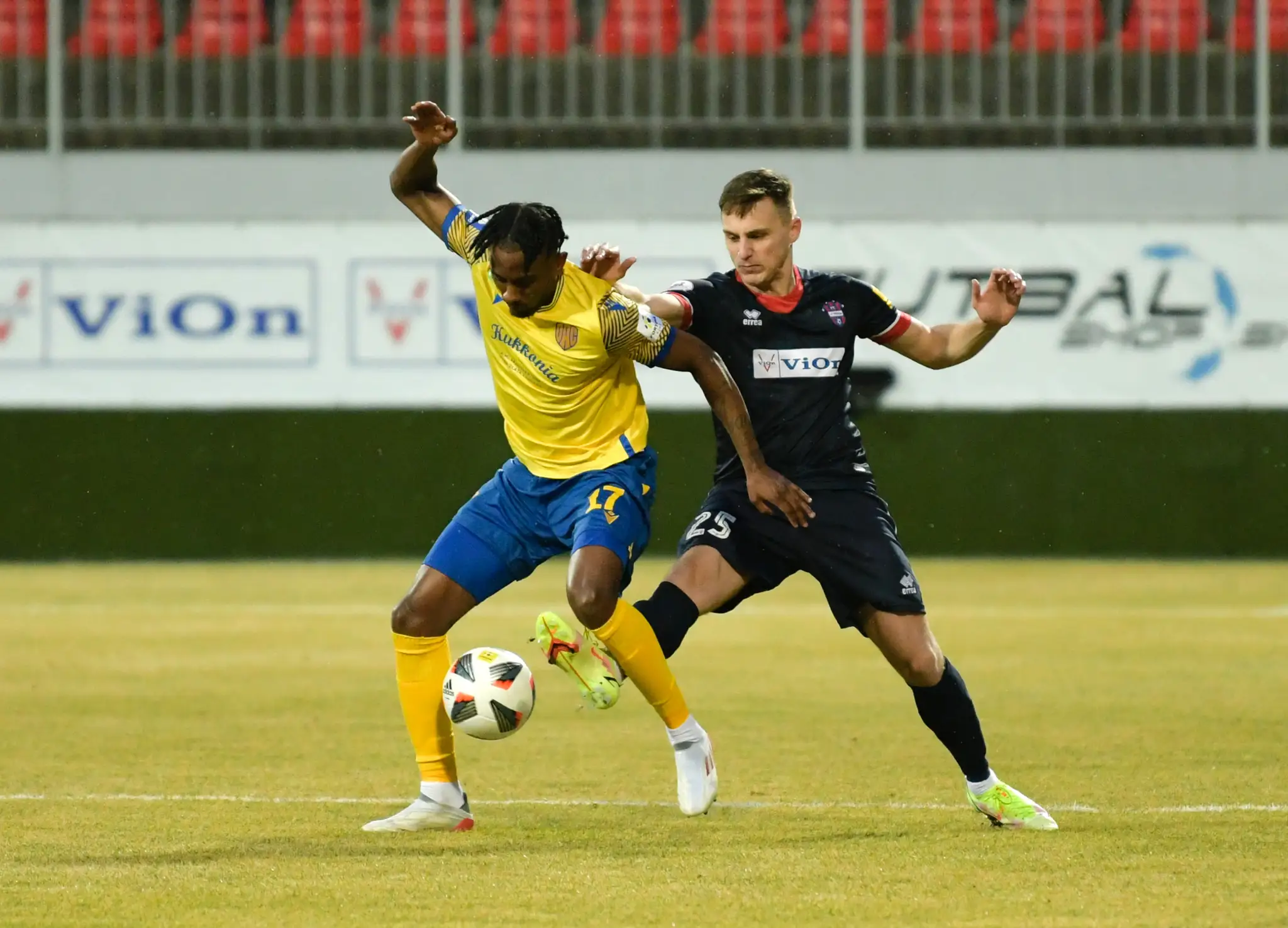Zľava Yhoan Andzouana (Dunajská Streda) a Samuel Suľa (Zlaté Moravce) v zápase 21. kola Fortuna ligy.