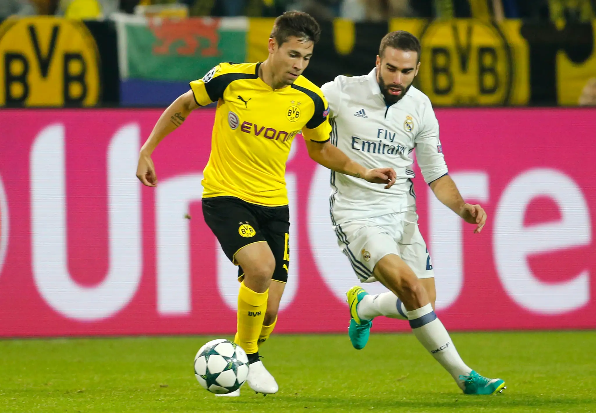 Hráč Dortmundu Raphael Guerreiro (vľavo) bojuje o loptu s Danim Carvajalom z Realu Madrid v zápase LM.