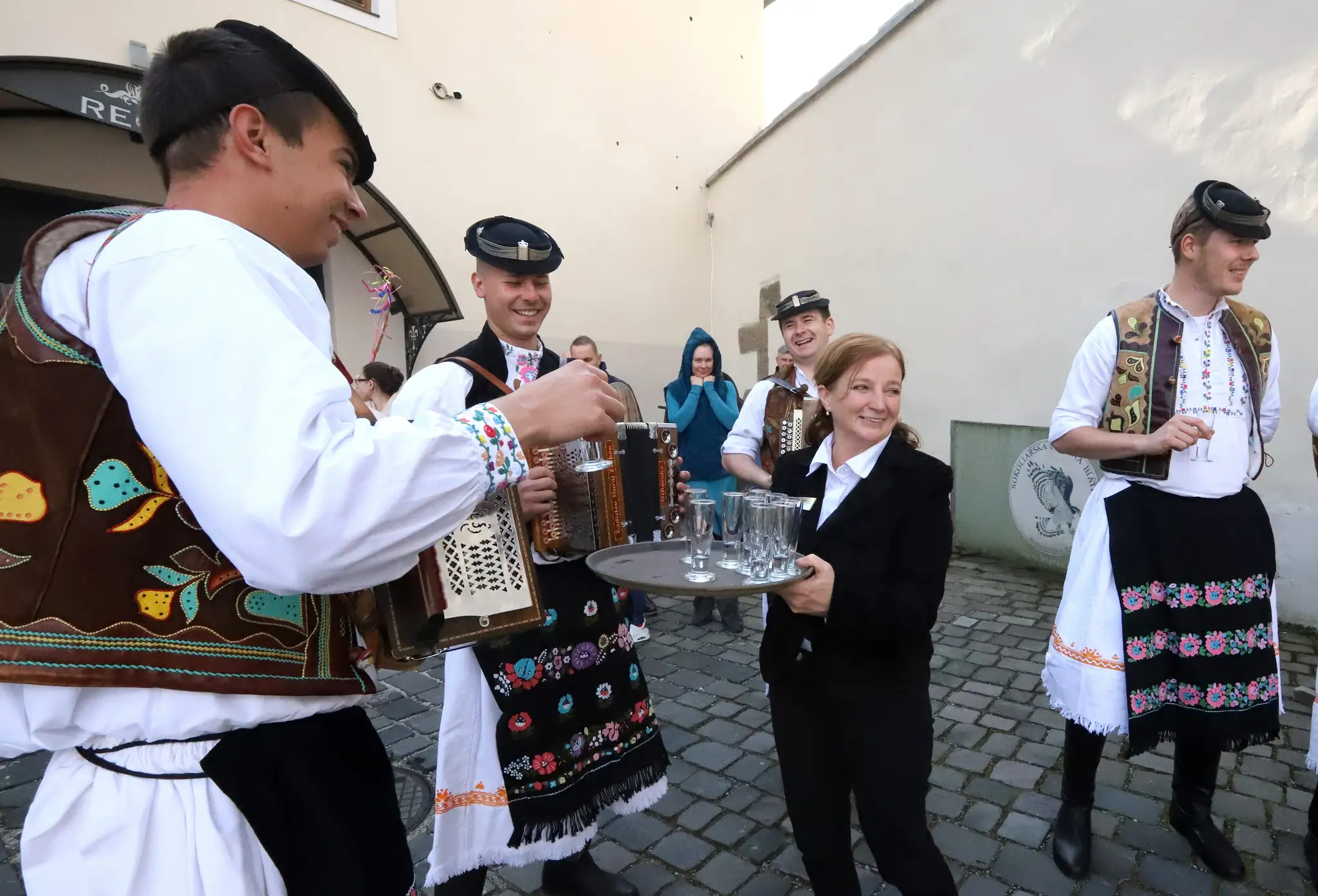 Členovia folklórneho súboru Podpoľanec z Detvy predvádzajú tradičnú veľkonočnú oblievačku na Vígľašskom zámku.