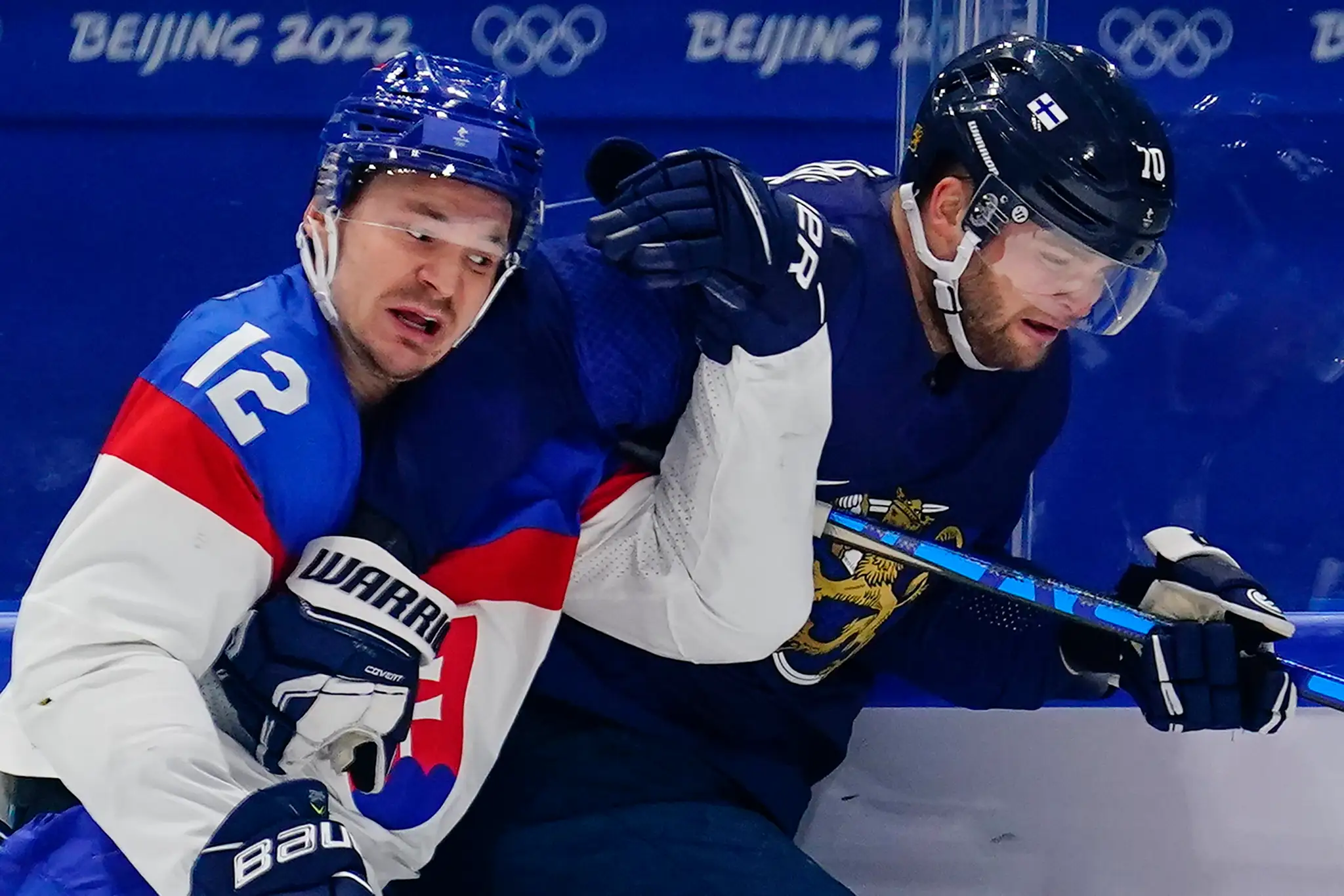 Zľava Miloš Kelemen a Fín Teemu Hartikainen v semifinále ZOH 2022.