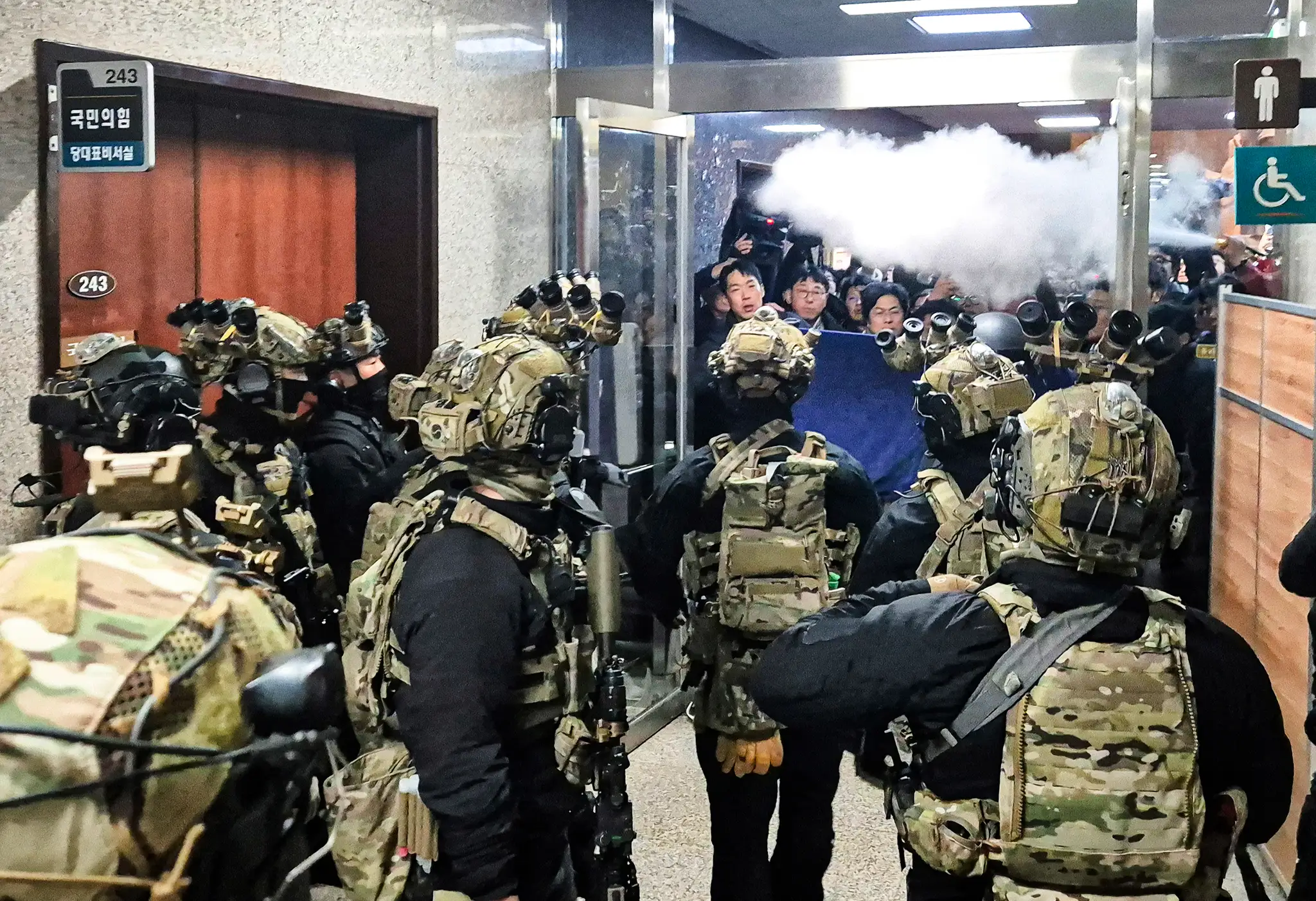 Na snímke jednotky juhokórejskej armády, ktoré vstúpili do areálu parlamentu a pokúsili sa vojsť do hlavnej budovy zákonodarného zboru.