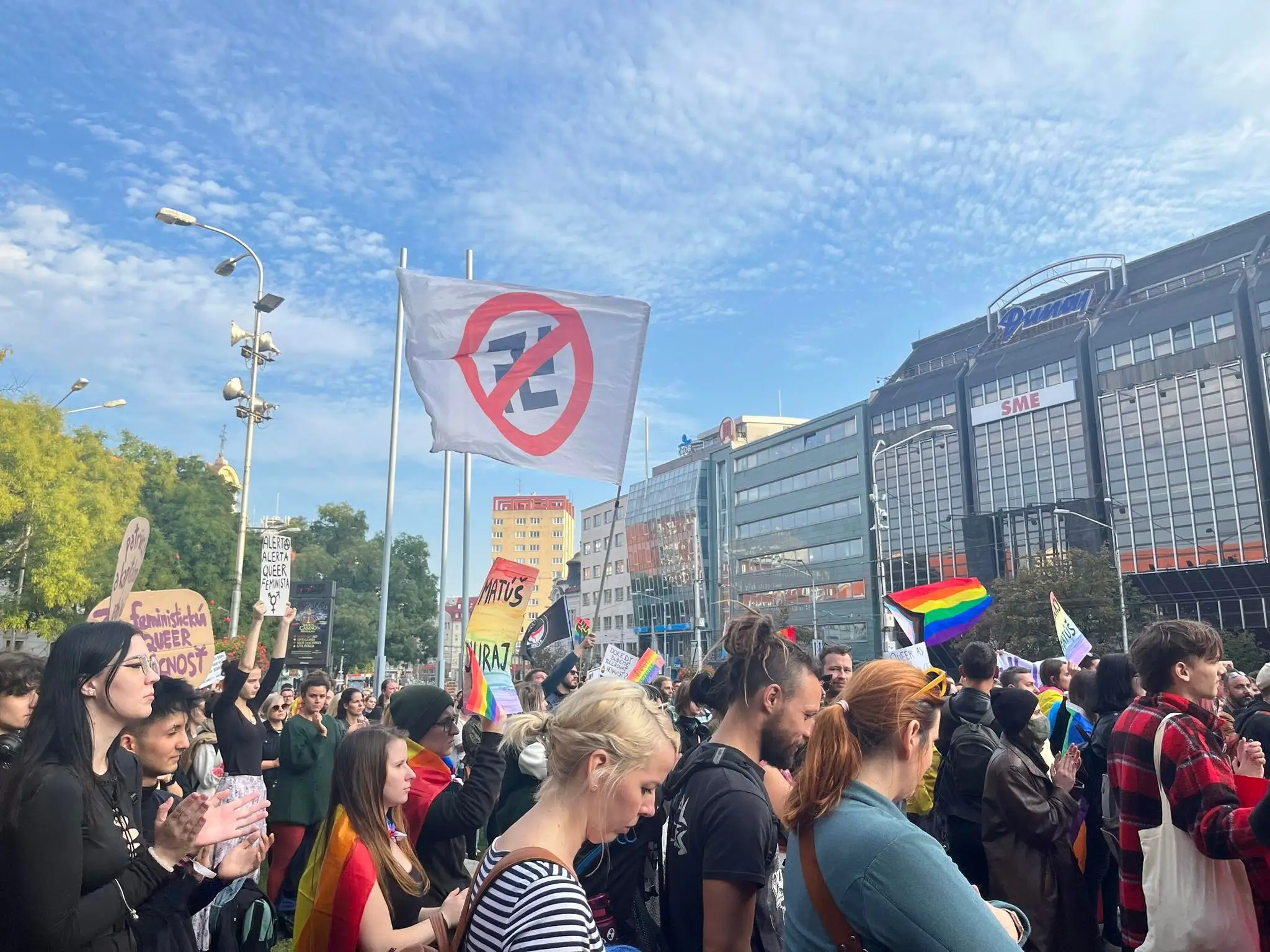 Pochod Zostávame v uliciach.