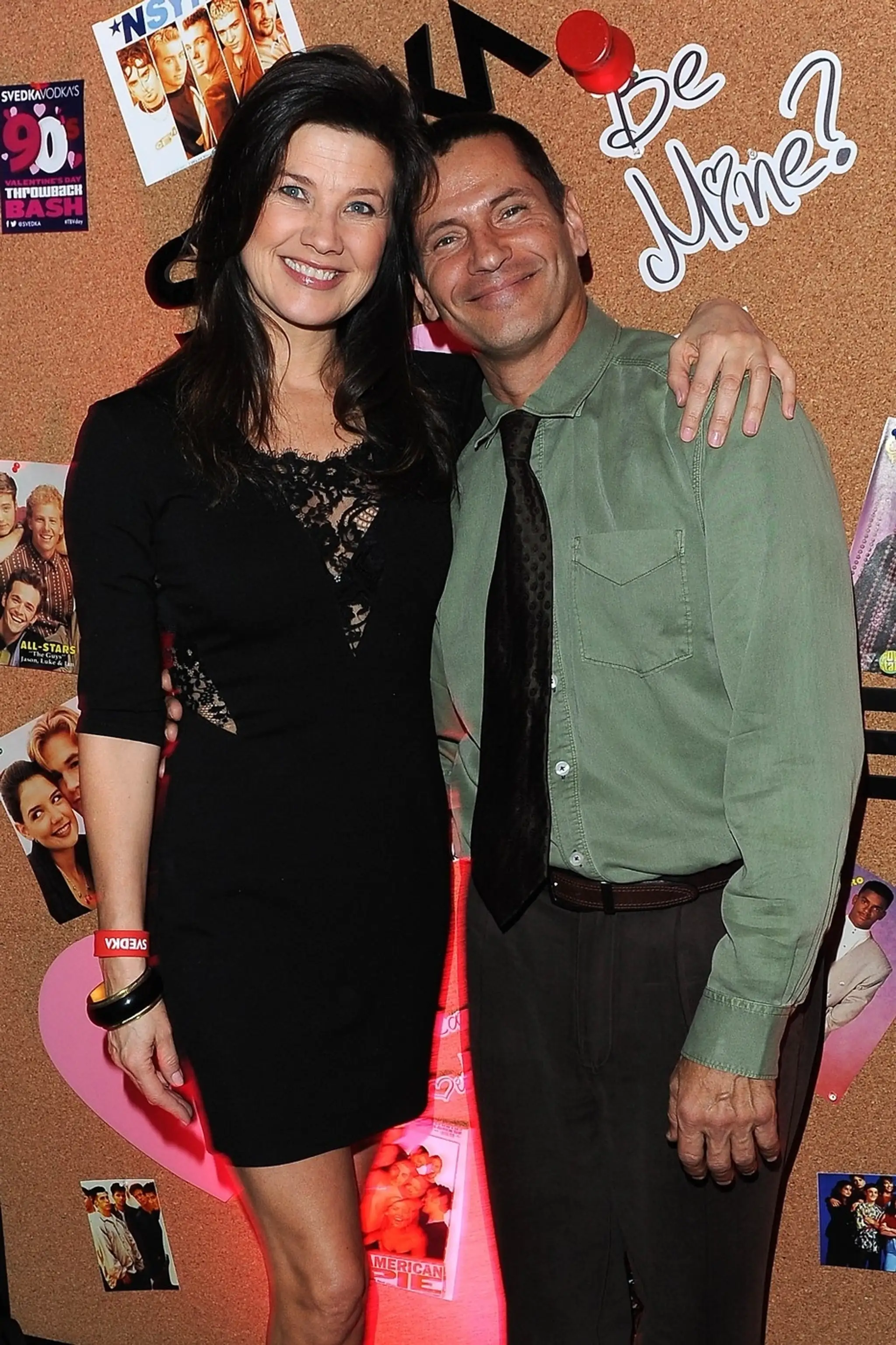 Daphne Zuniga ako Jo Reynolds a Thomas Calabro ako Dr. Michael Mancini