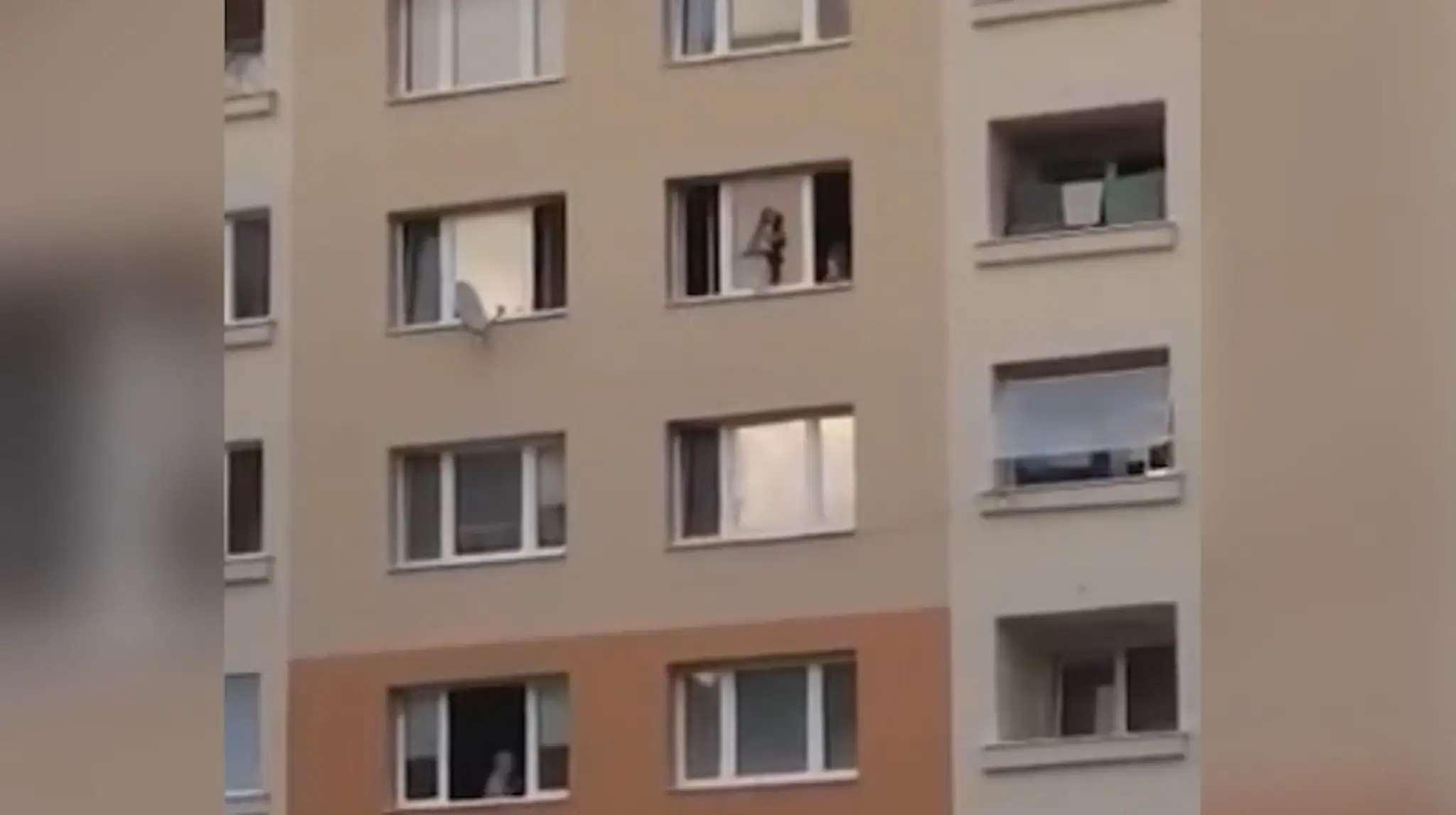 Dieťa prechádza po parapete na 7. poschodí bytového domu.