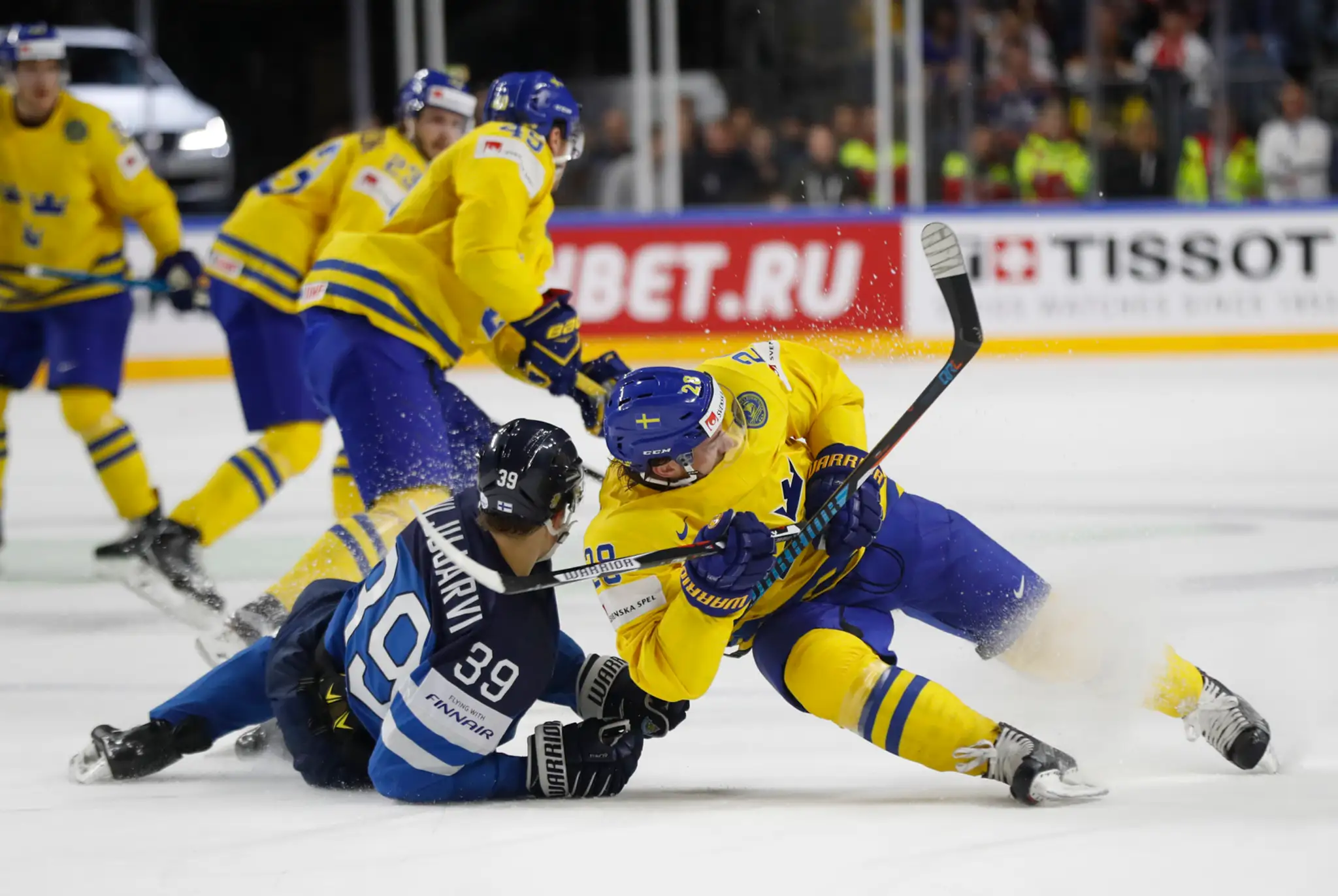 V sklze Švéd Elias Lindholm (vpravo) a Jesse Puljujärvi z Fínska v semifinále MS 2017.
