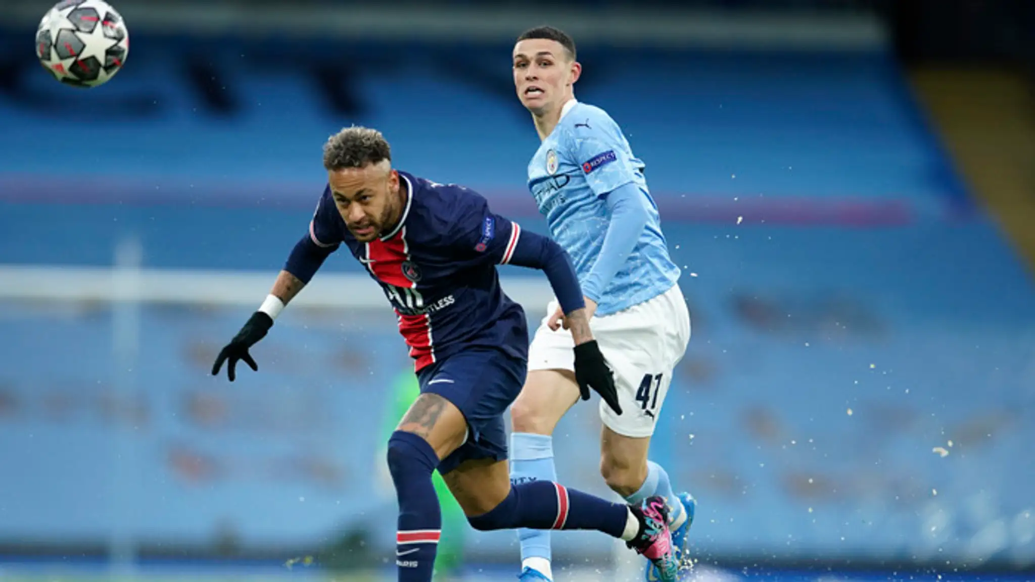 Futbalista Phil Foden (vpravo) z Manchestru City a Neymar z Paríža Saint-Germain.