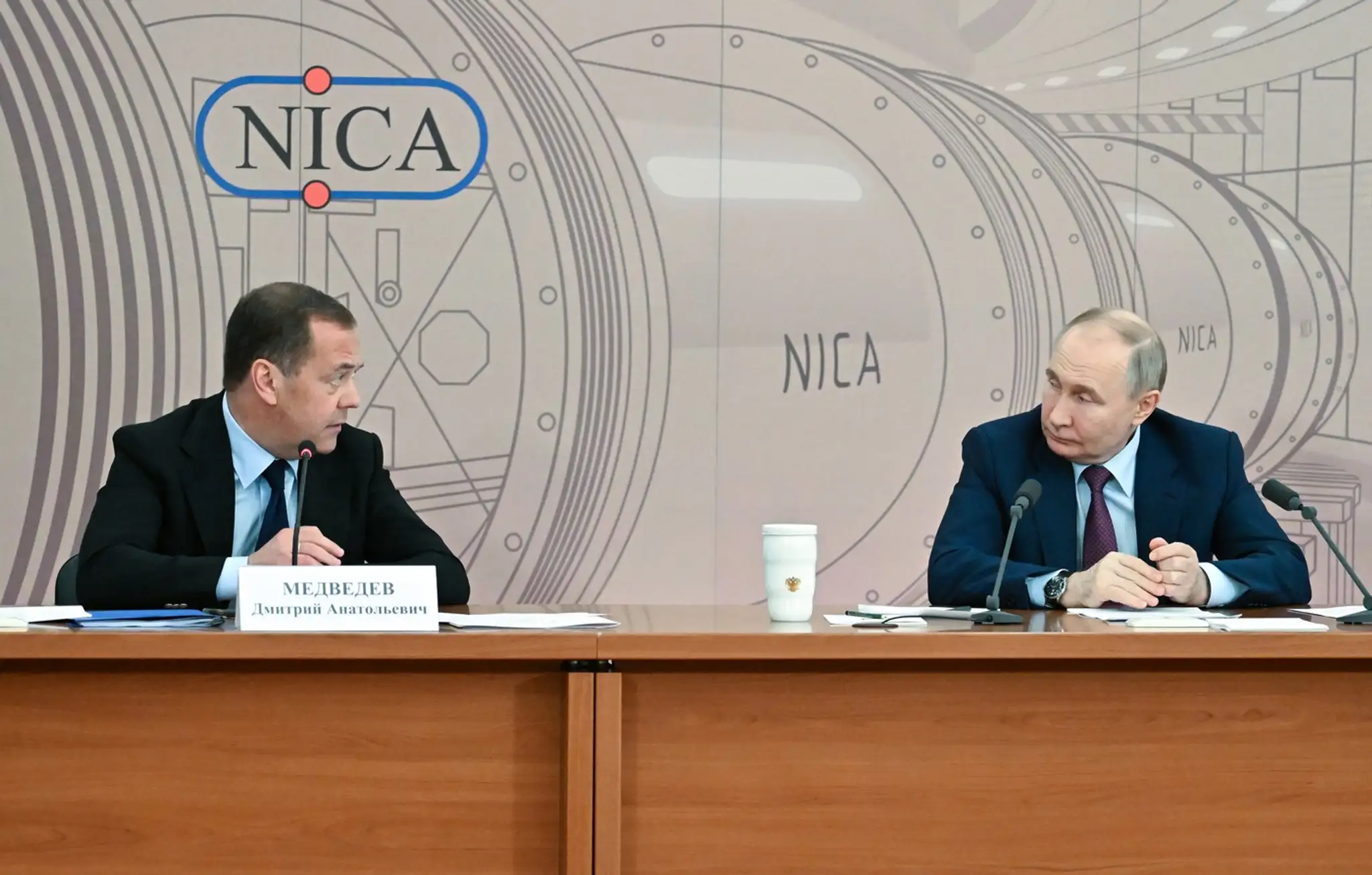 Podpredseda Rady bezpečnosti Ruskej federácie a bývalý ruský prezident Dmitrij Medvedev a súčasný ruský prezident Vladimir Putin.