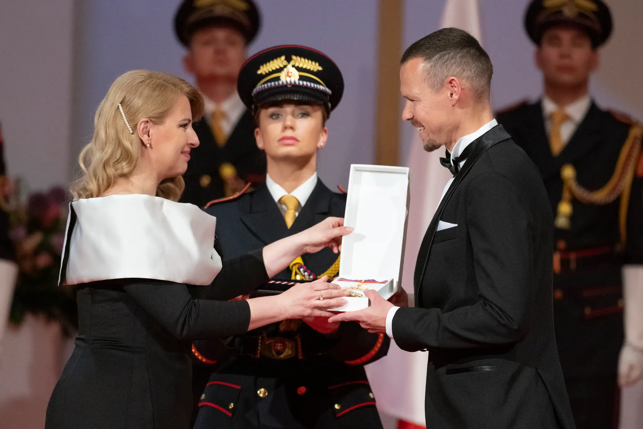 Matej Tóth si preberá Rad Ľudovíta Štúra II. triedy od prezidentky Zuzany Čaputovej za mimoriadne zásluhy o rozvoj Slovenskej republiky v oblasti športu.