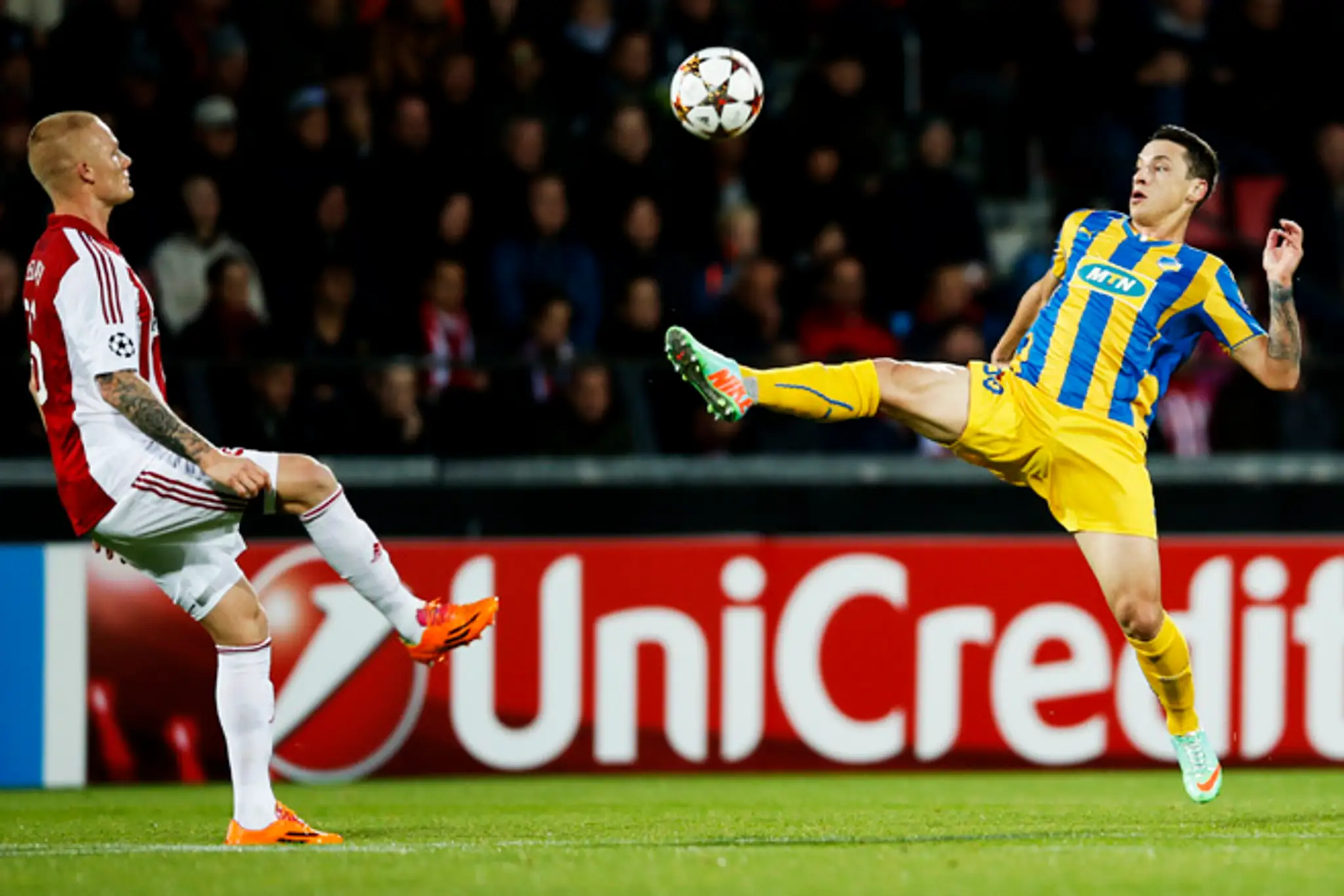 Vľavo Rasmus Thelander (Aalborg BK) a Tomas De Vincenti (Apoel FC).