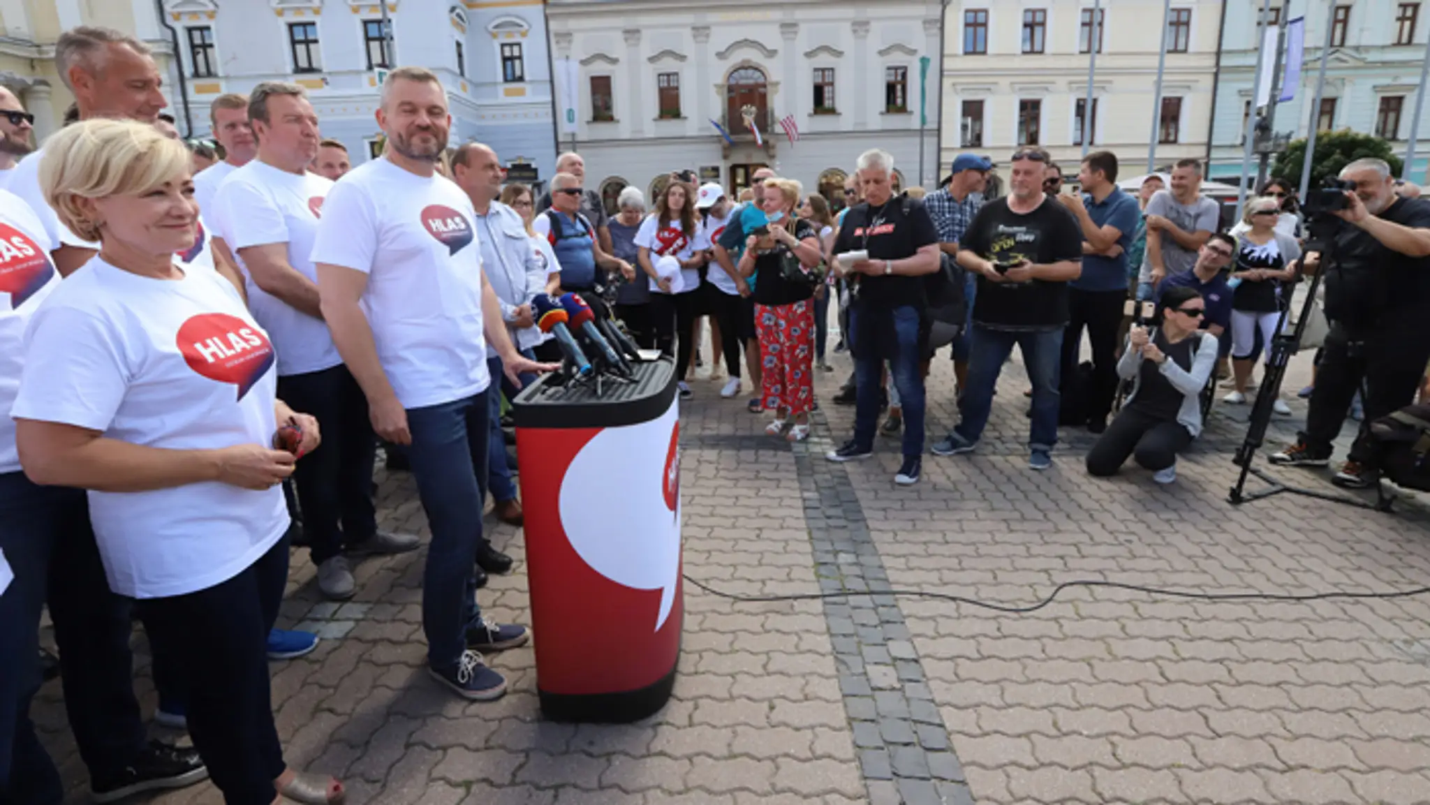 Peter Pellegrini na začiatku zbierania podpisov pre vznik novej strany.