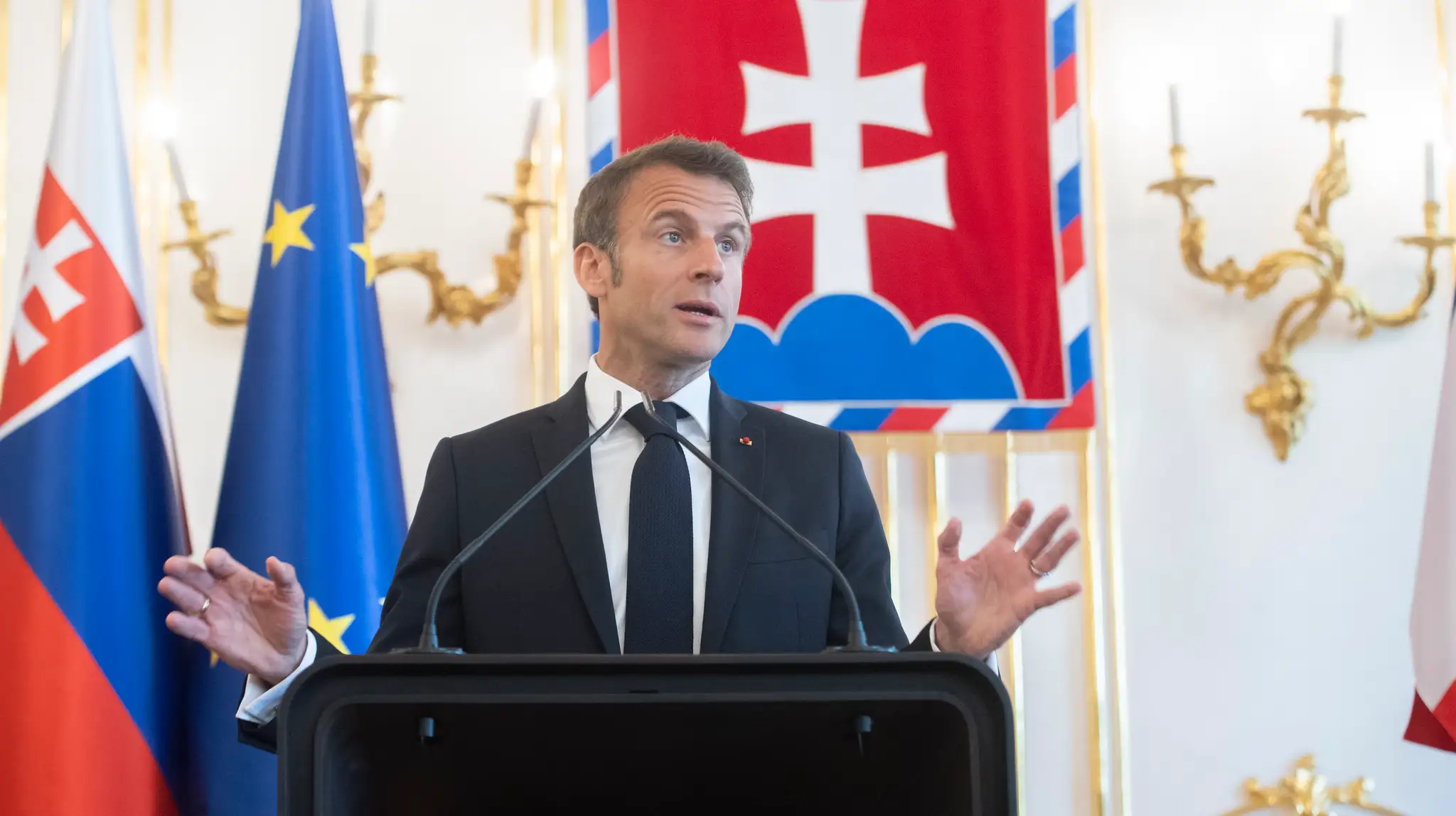 Na snímke francúzsky prezident Emannuel Macron počas tlačovej konferencie po rokovaní v Prezidentskom paláci v Bratislave.