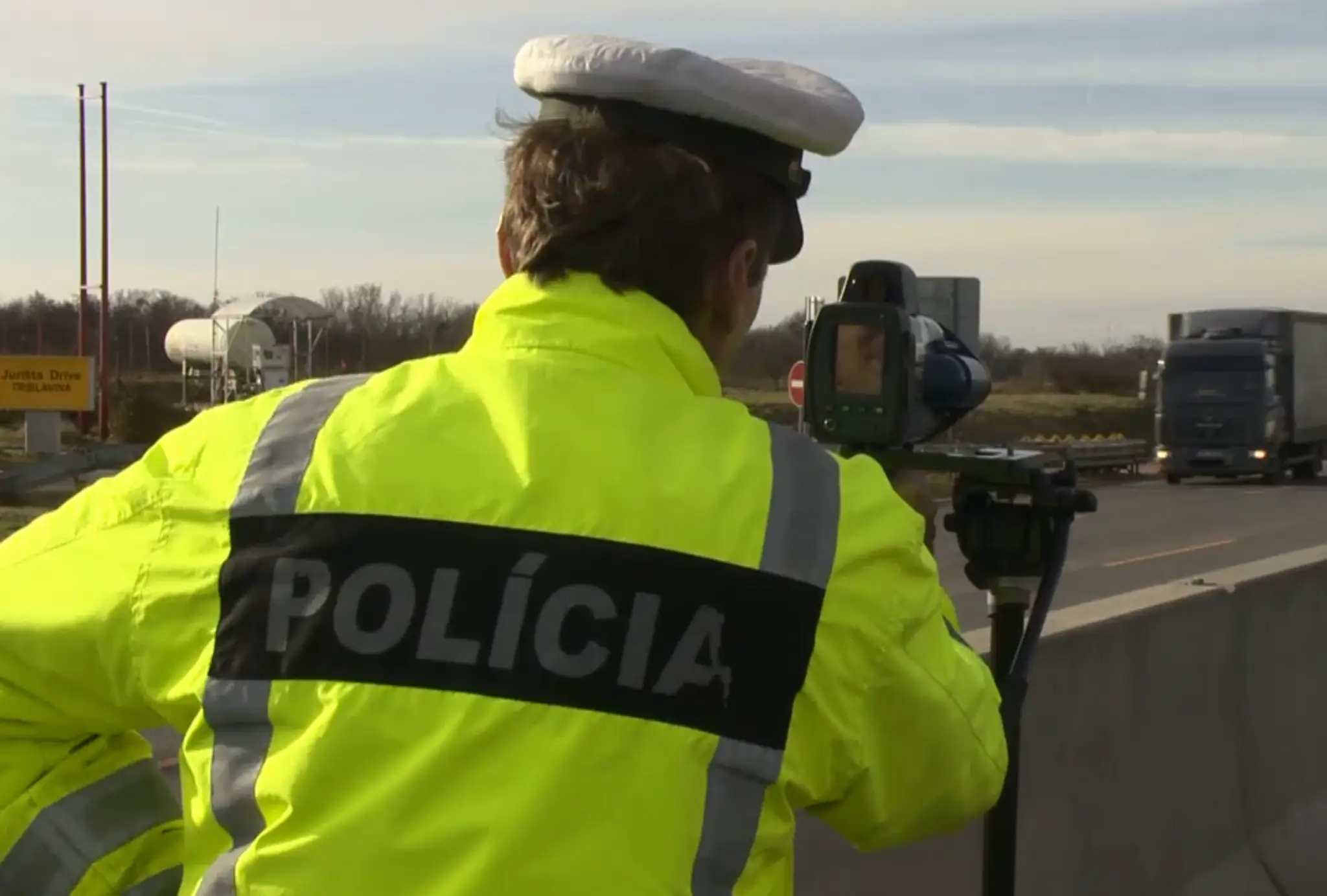 Policajt meria rýchlosť