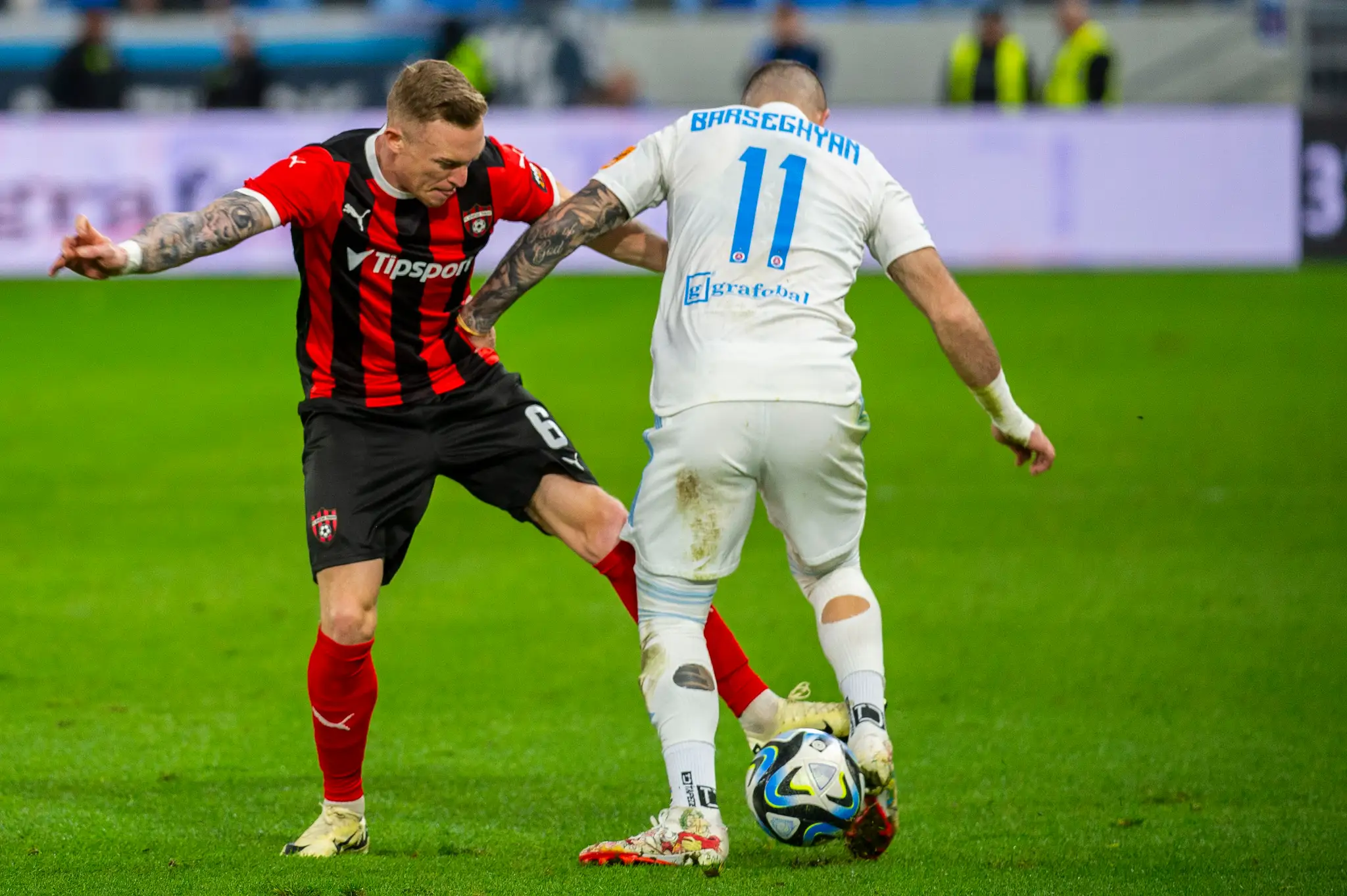 Zľava Roman Procházka (Trnava) a Tigran Barseghjan (Slovan) v 2. kole nadstavbovej časti Niké ligy v skupine o titul.