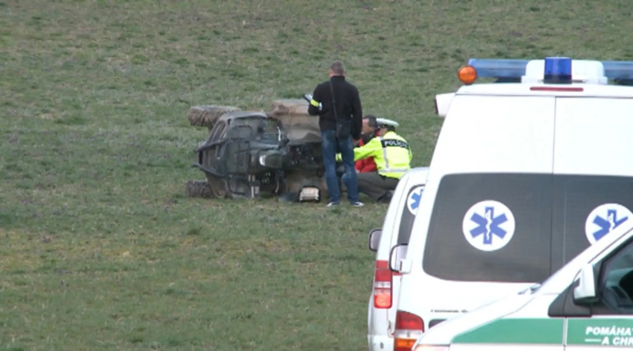 Tragédia v Žiranoch. Autá na poli, kde zomrel chlapec.