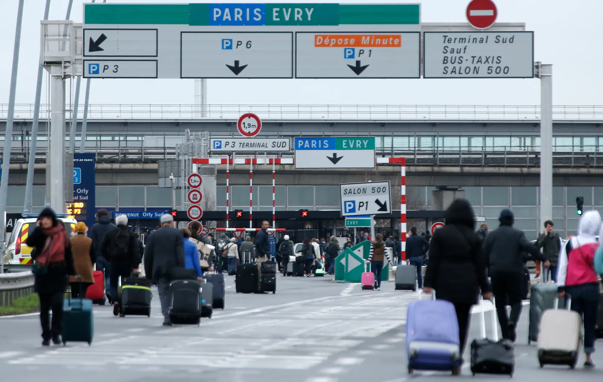 Evakuovaní cestujúci z letiska Orly