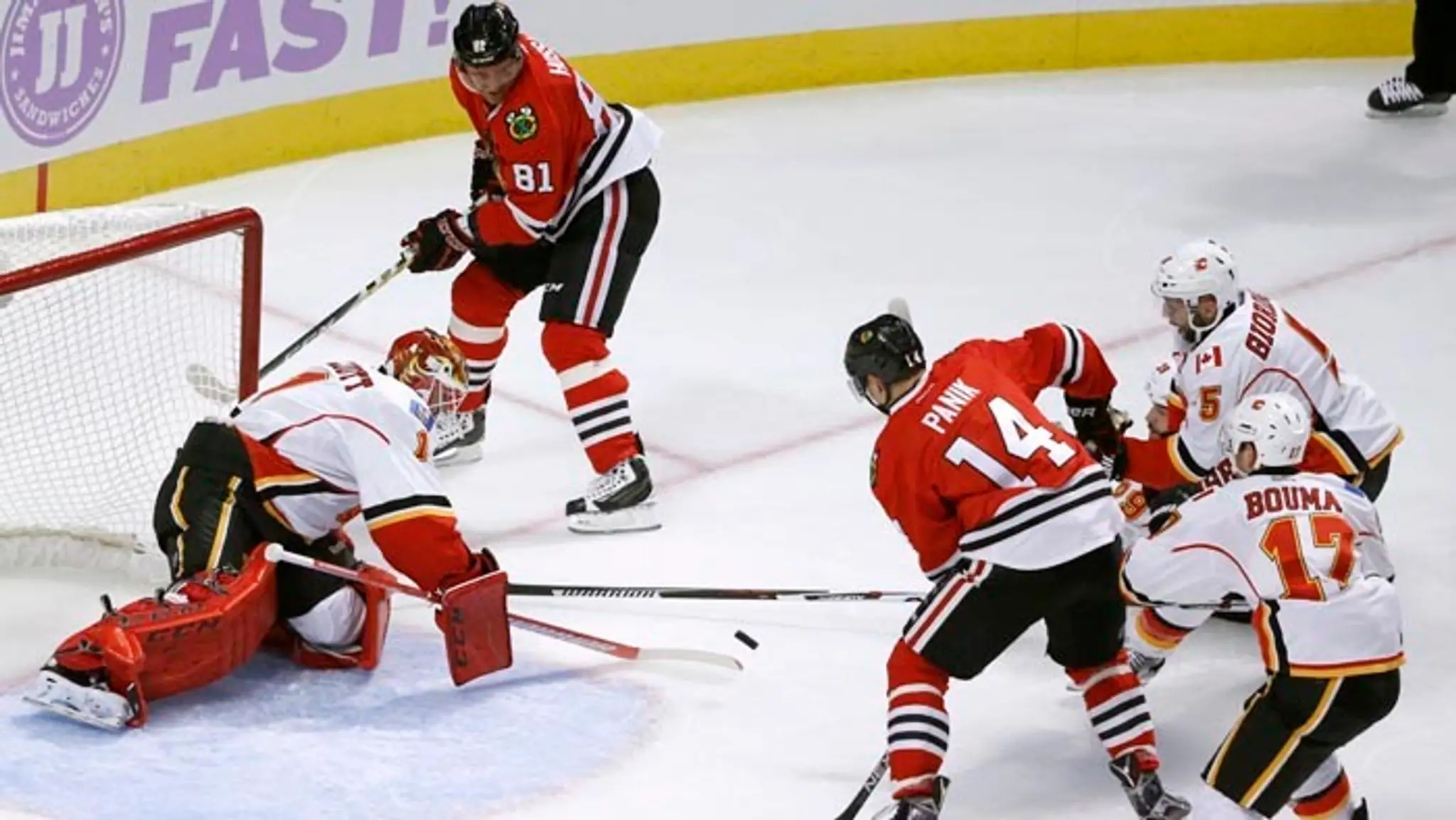 Hokejisti Chicaga Blackhawks prehrali v zámorskej NHL na domácom ľade s Calgary Flames.
