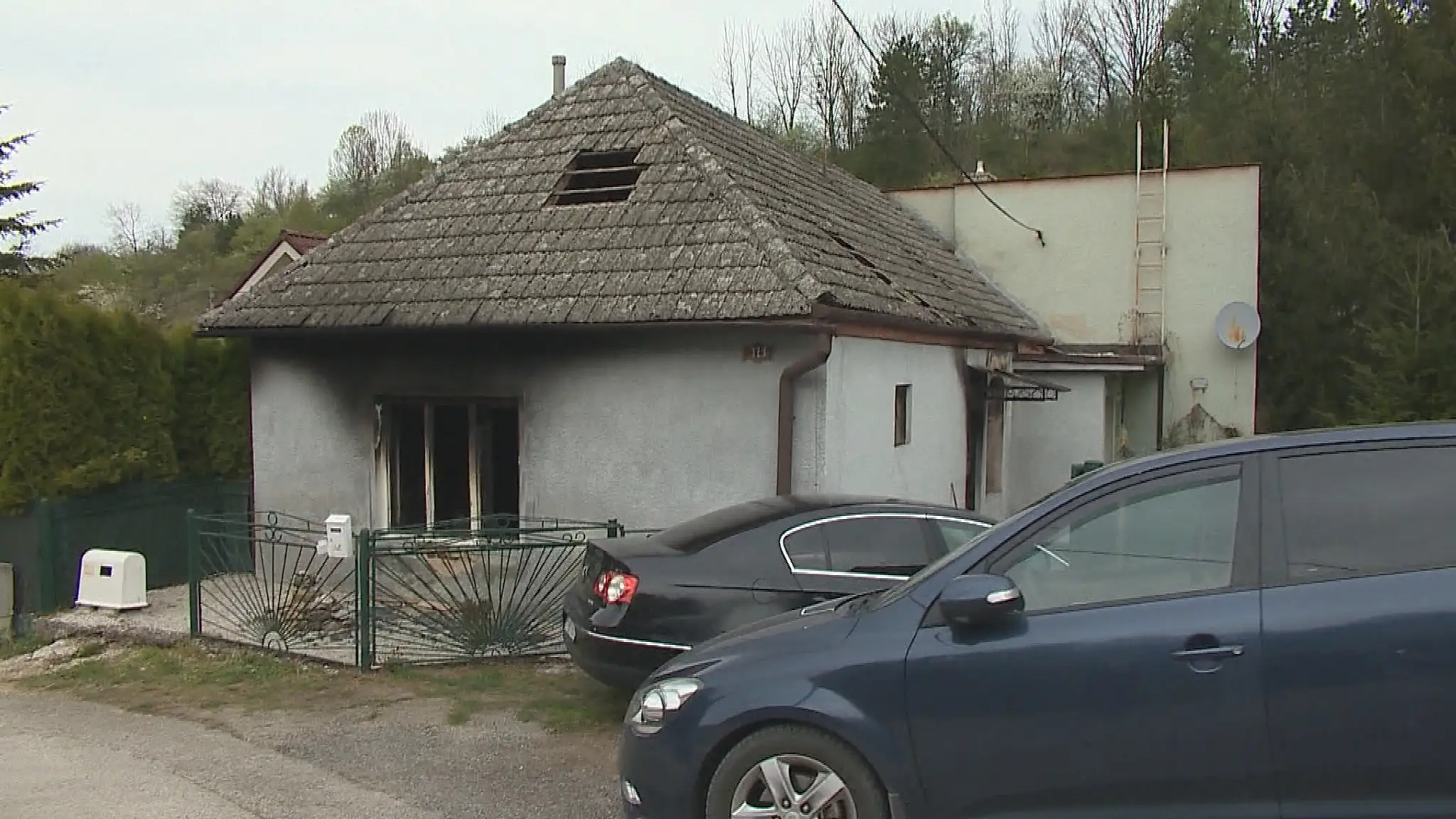 Dom, ktorý zachvátil požiar.