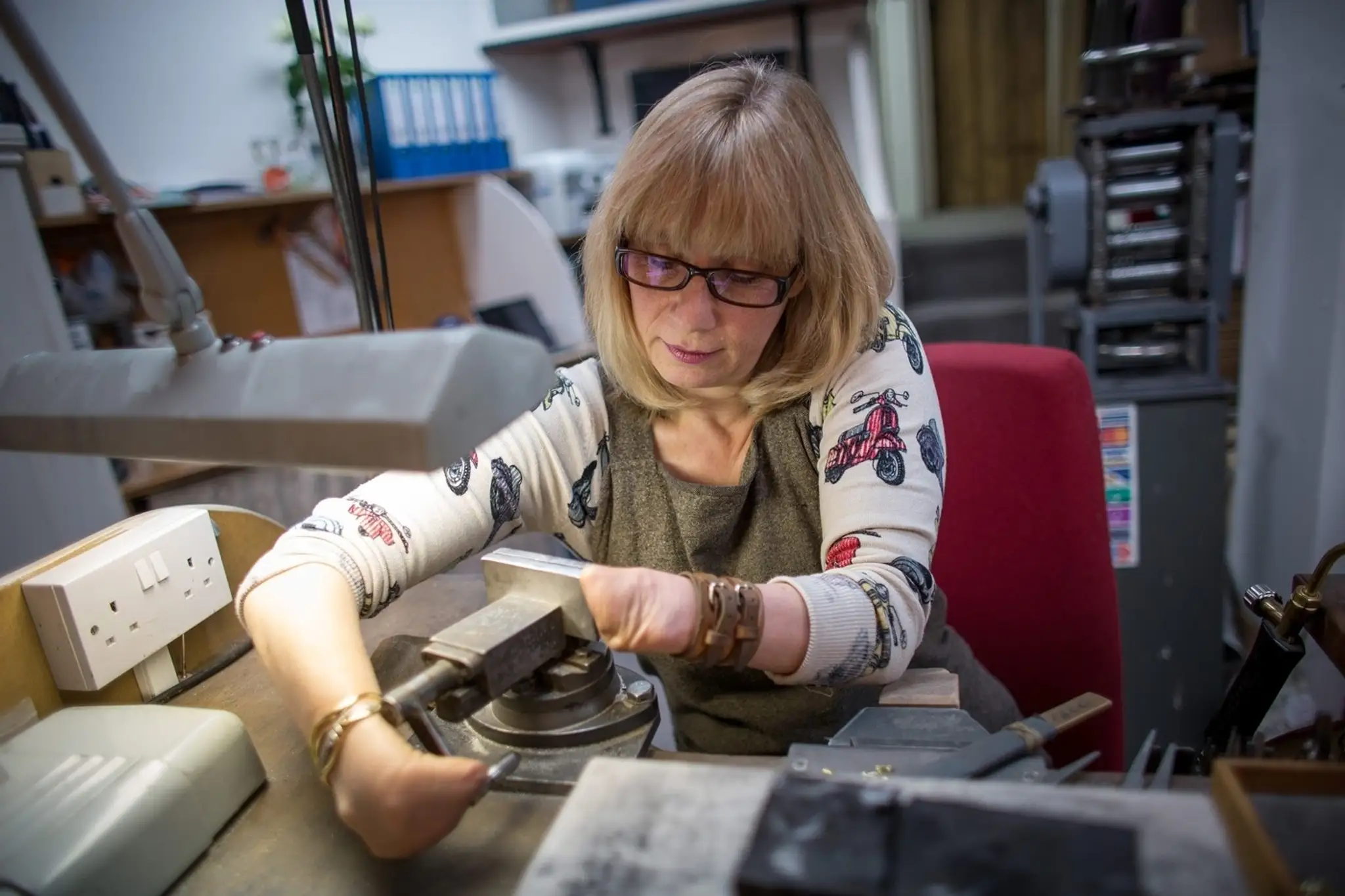 Annette Gabbedey bez prstov vytvára šperky