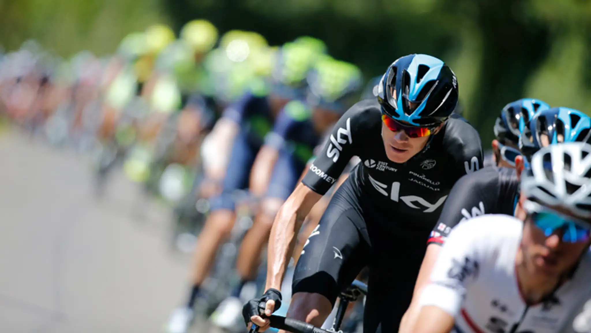 britský cyklista Chris Froome z tímu Sky v pelotóne počas 7. etapy TdF z Livarotu do Fougeres.