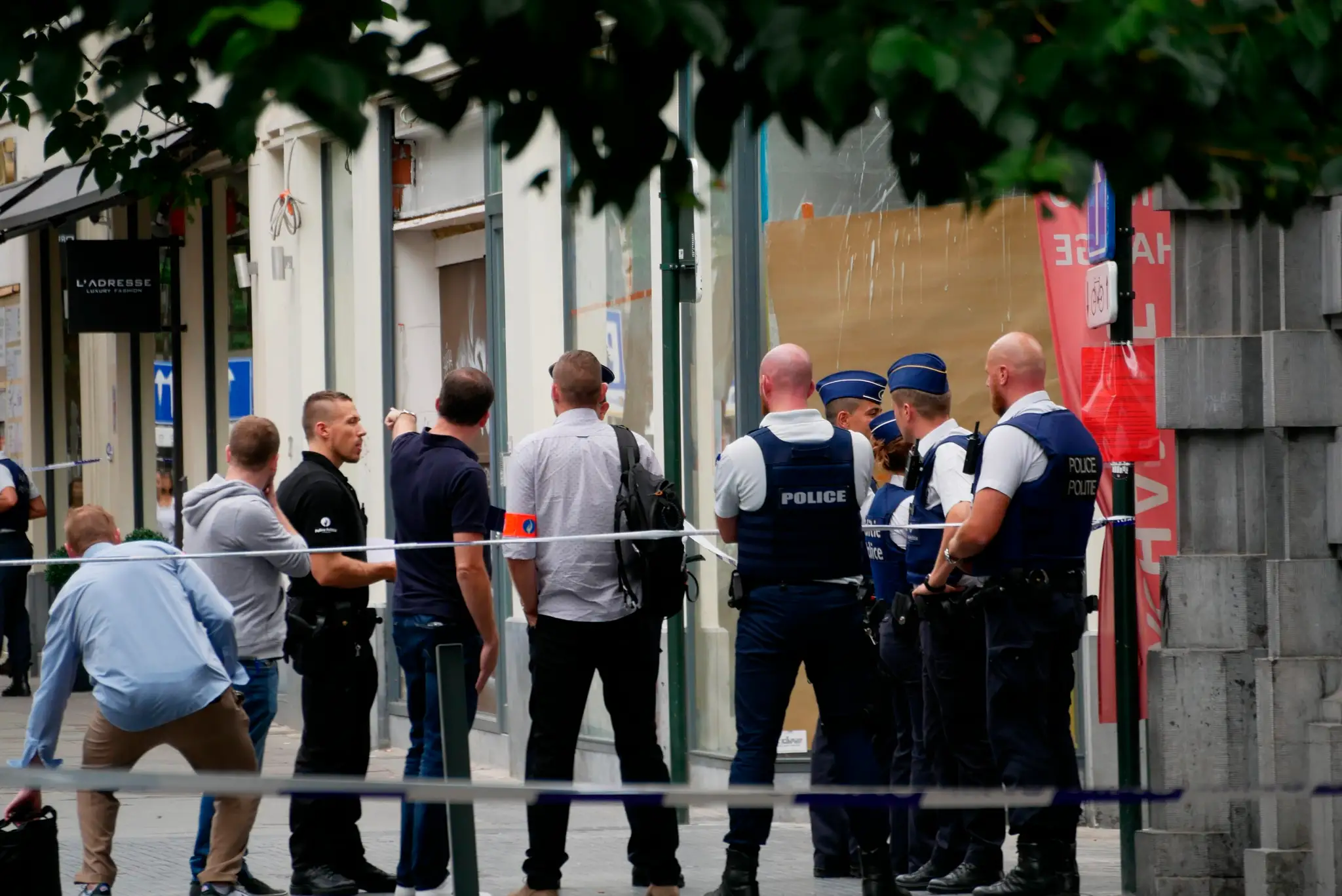 Belgická polícia na mieste činu.
