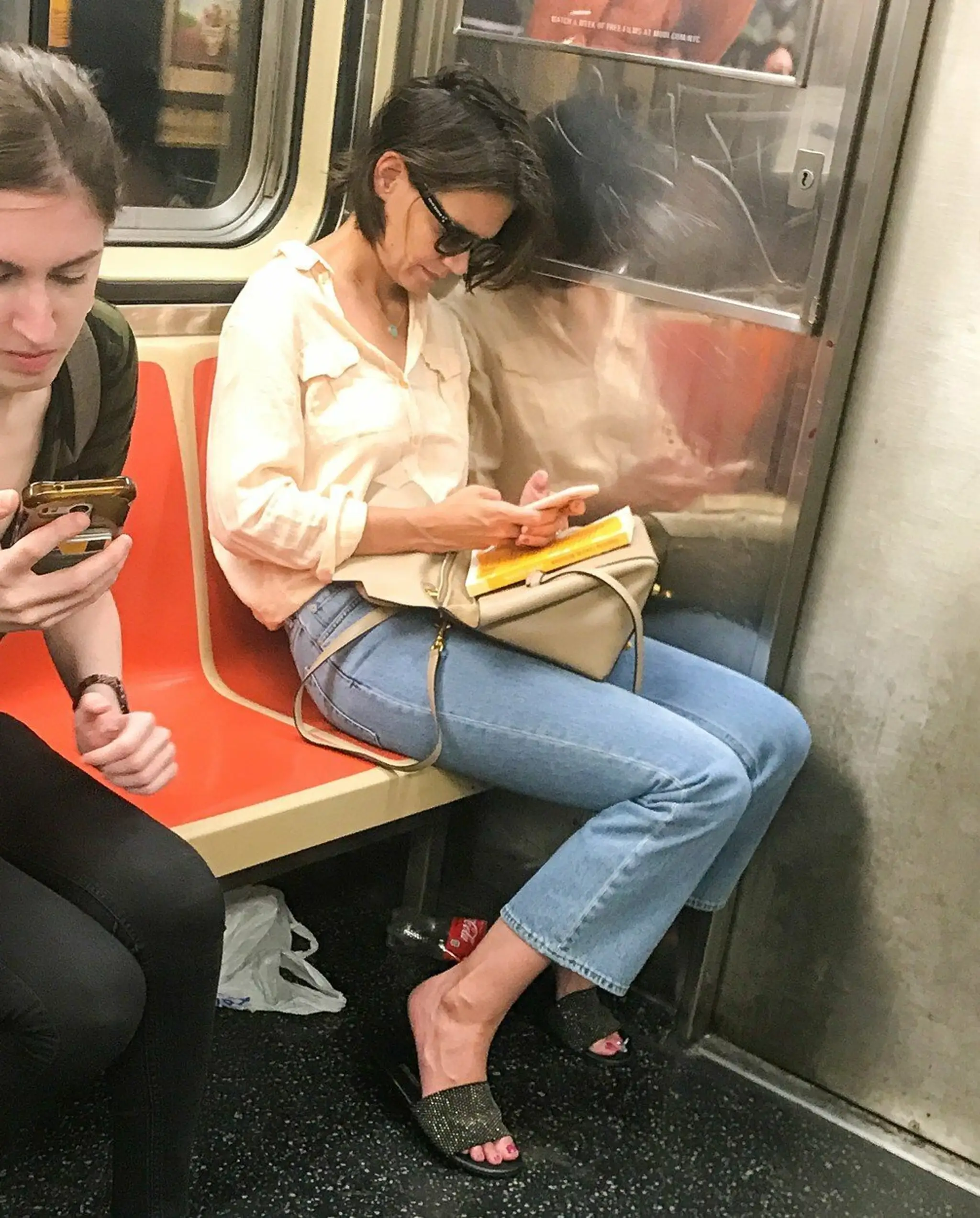 Nenápadná Katie Holmes v metre do centra New Yorku