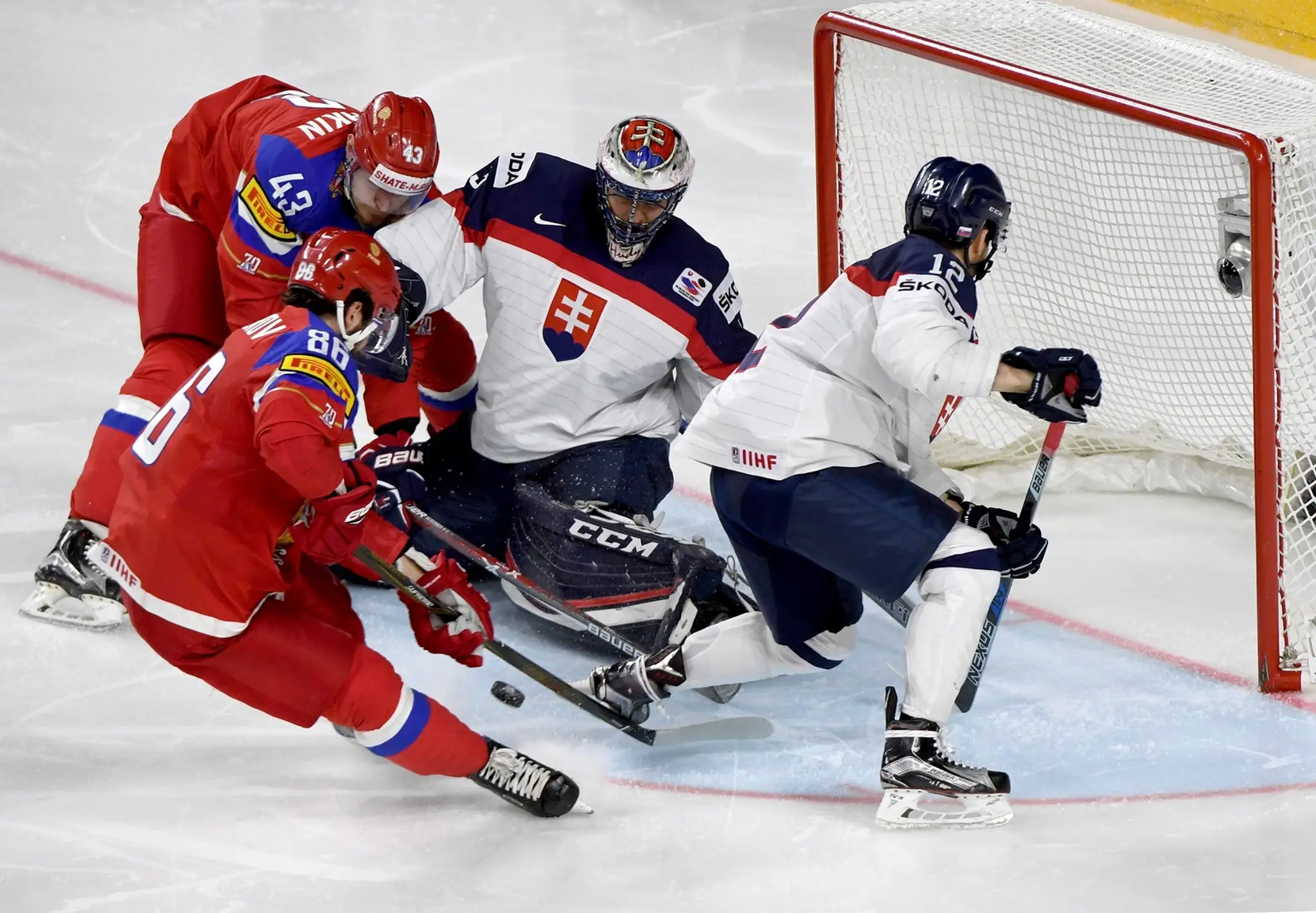 Hviezdny Rus Nikita Kučerov (vľavo) číha pred bránkou Slovenska v zápase MS 2017.
