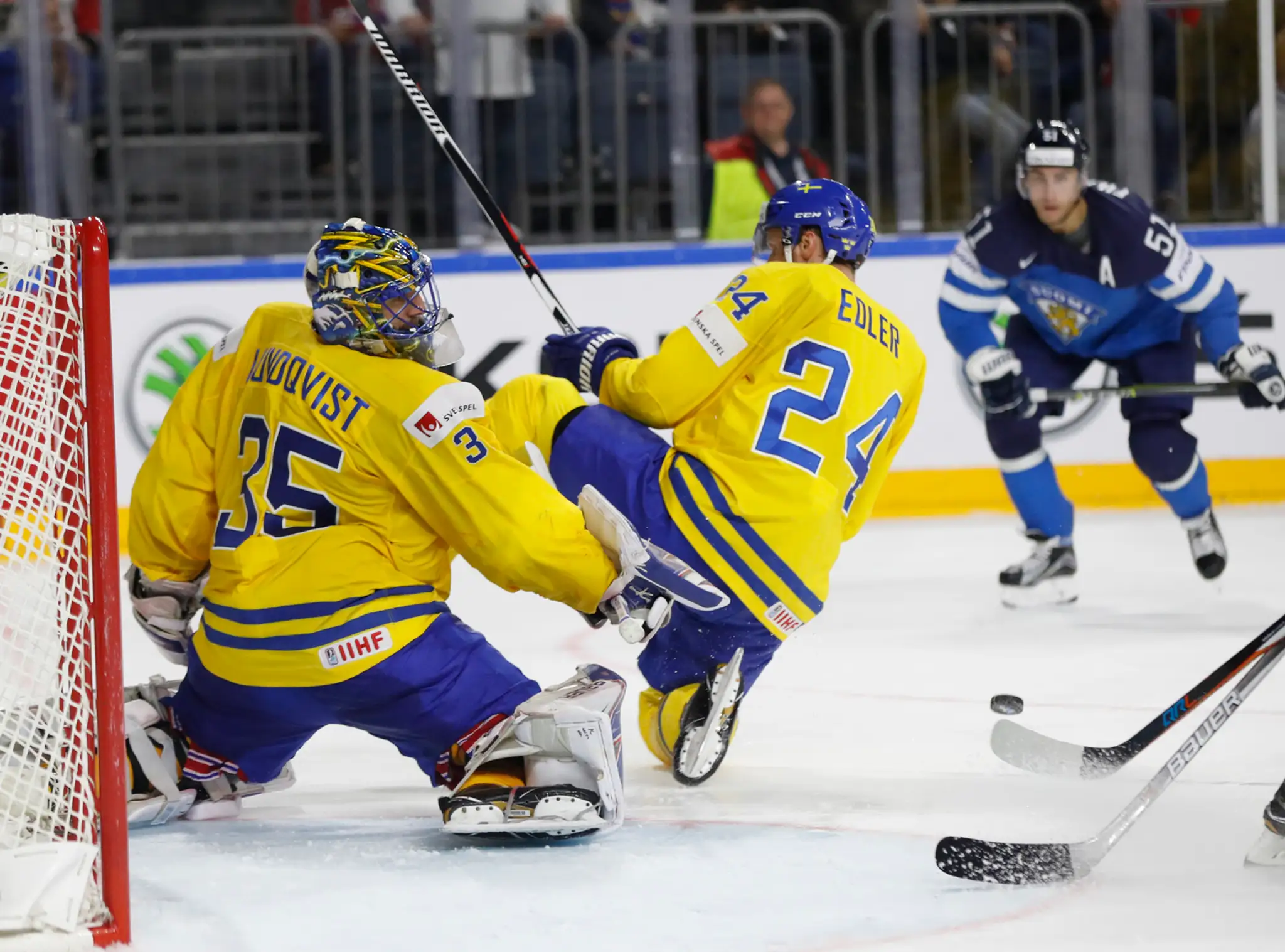 Švédi Henrik Lundqvist (vľavo) a Alexander Edler sa snažia zblokovať strelu v semifinále MS 2017 proti Fínsku.