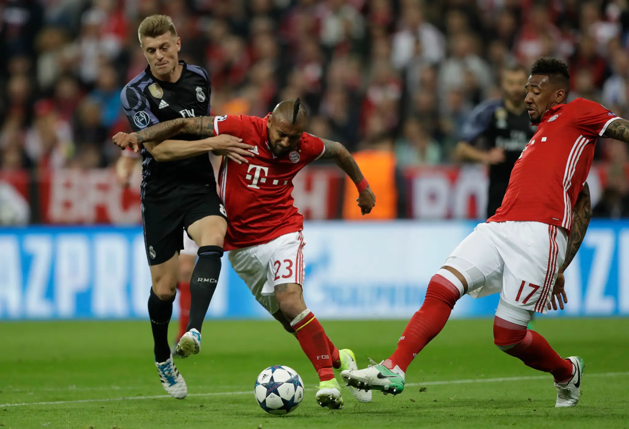 Toni Kroos (vľavo) z Realu bojuje o loptu vo štvrťfinále LM proti Bayernu s Arturom Vidalom a Davidom Alabom (vpravo).