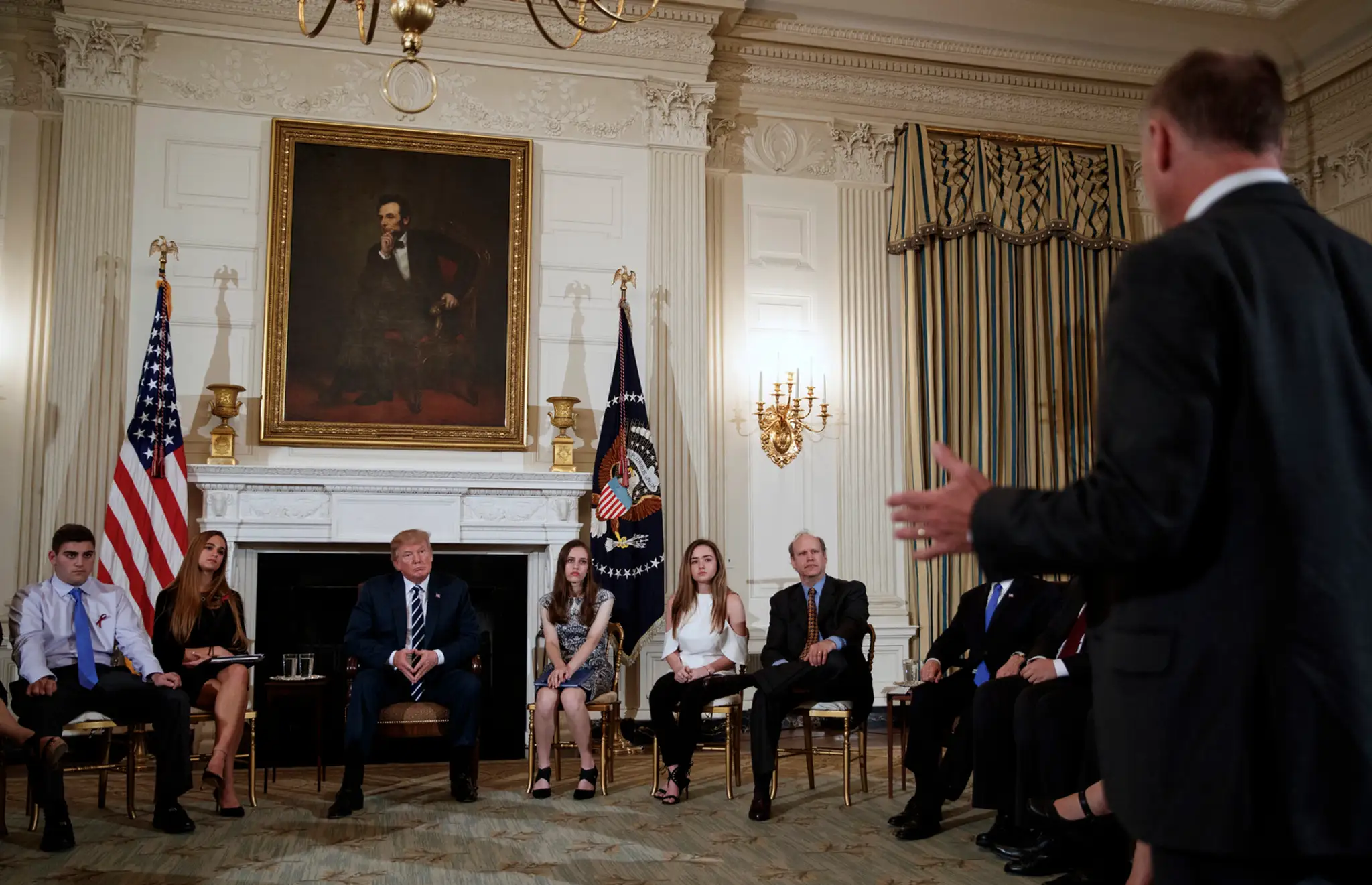 Trump sa stretol so smútiacimi študentmi a rodičmi v Bielom dome. 