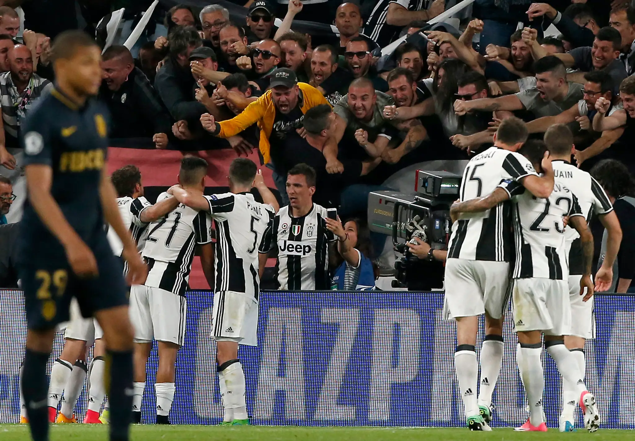 Dani Alves z Juventusu oslavuje svoj zásah proti Monacu v odvete semifinále LM.