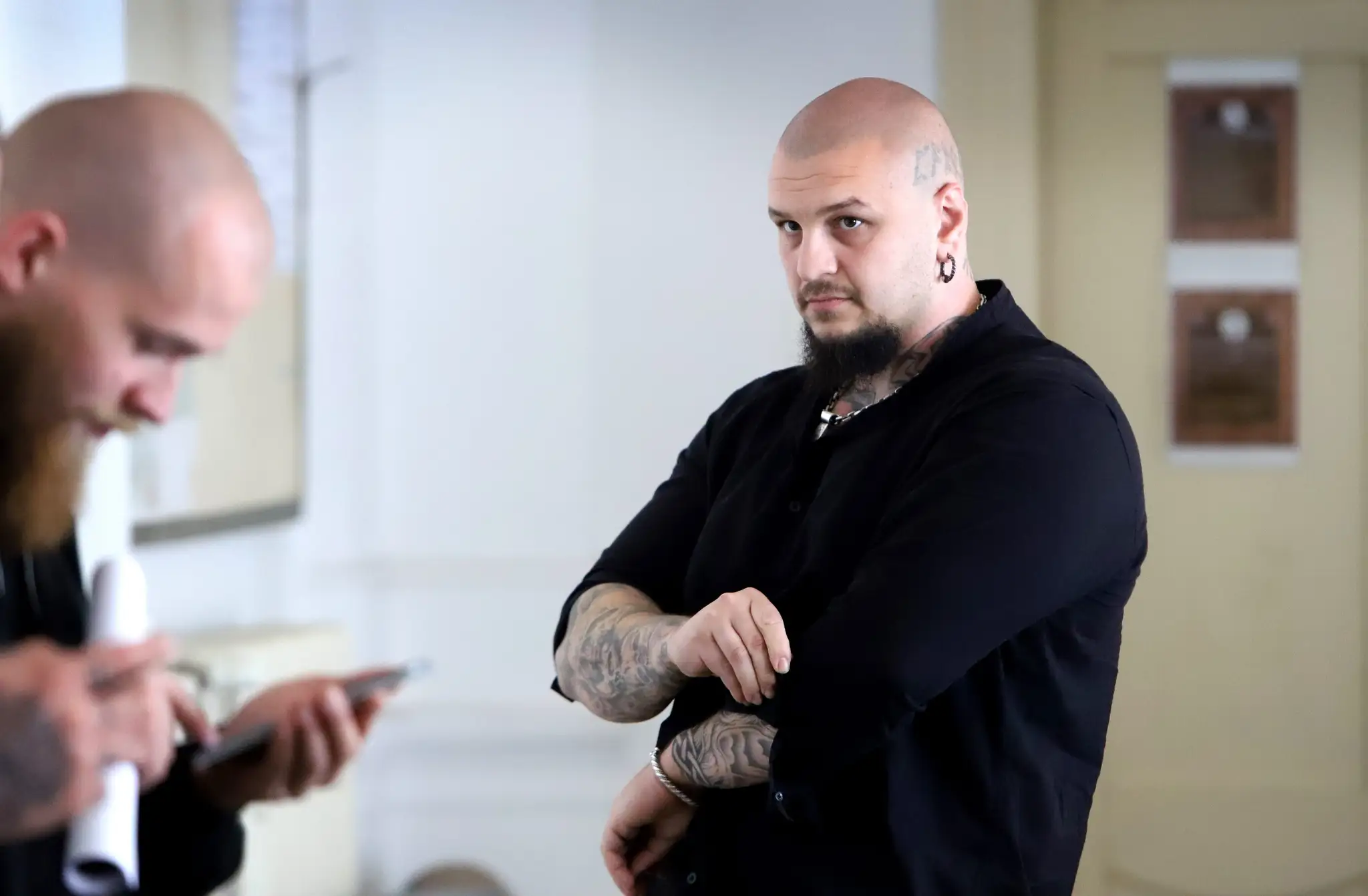Na snímke Jaroslav Pagáč (vpravo) stojí na chodbe Špecializovaného trestného súdu v Banskej Bystrici v utorok 2. mája 2023.