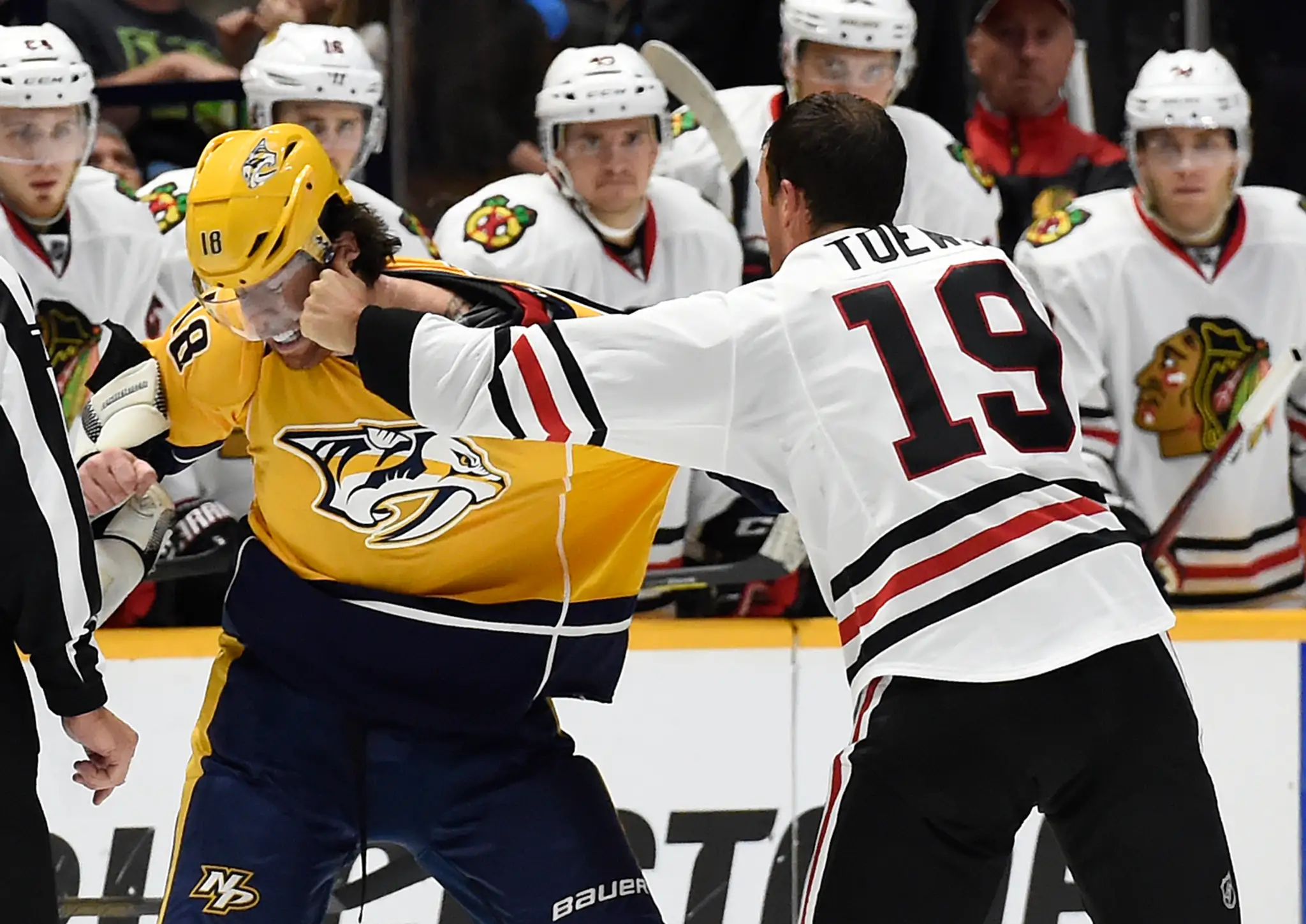 Bitka v zápase Nashville - Chicago. James Neal vs. Jonathan Toews.