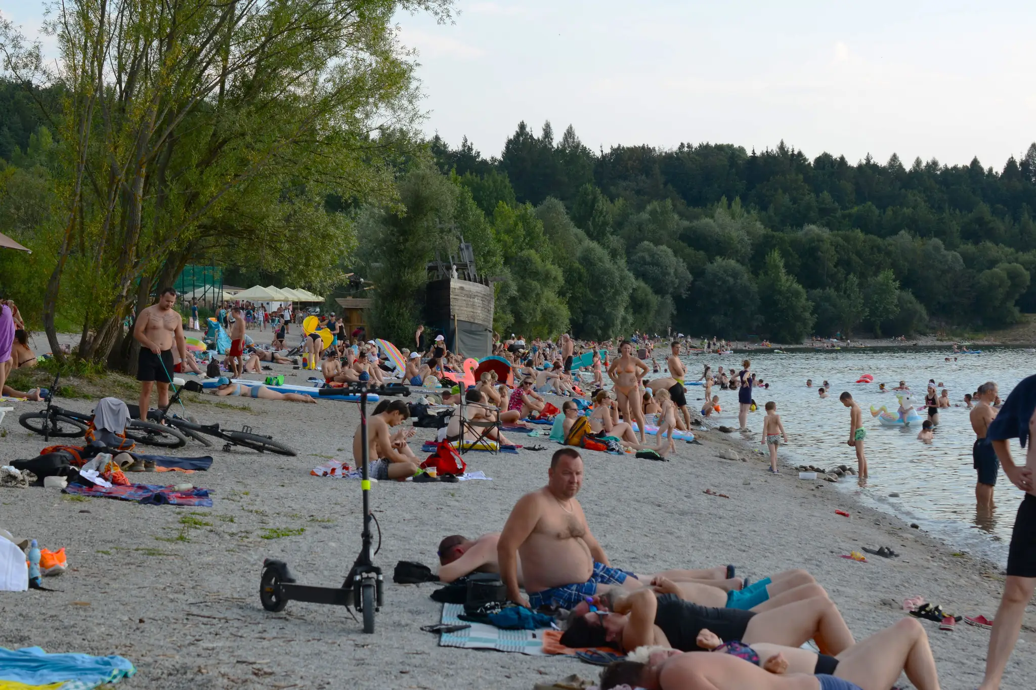 Mestská pláž v Liptovskom Mikuláši počas horúčav 