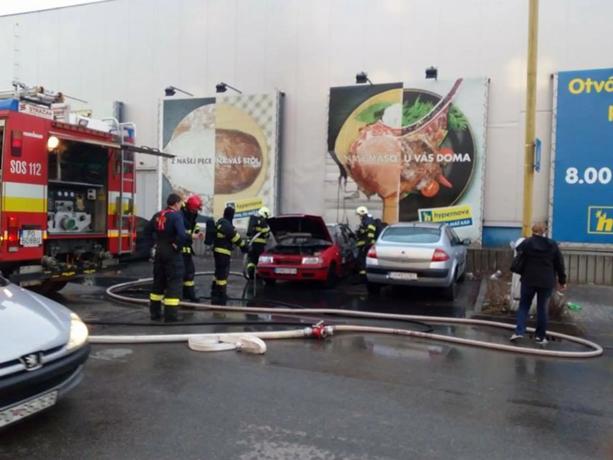 Poškodené bolo aj vedľa stojace auto.
