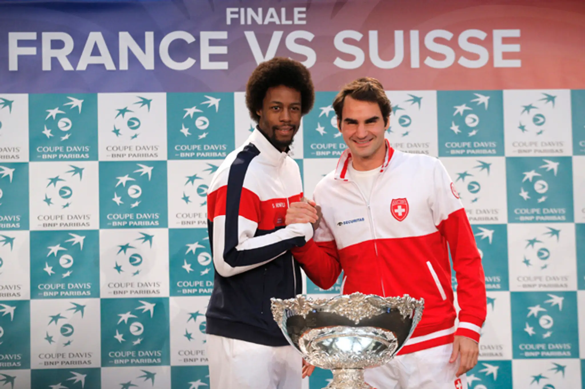 Gael Monfils a Roger Federer počas žrebu finále Davisovho pohára.