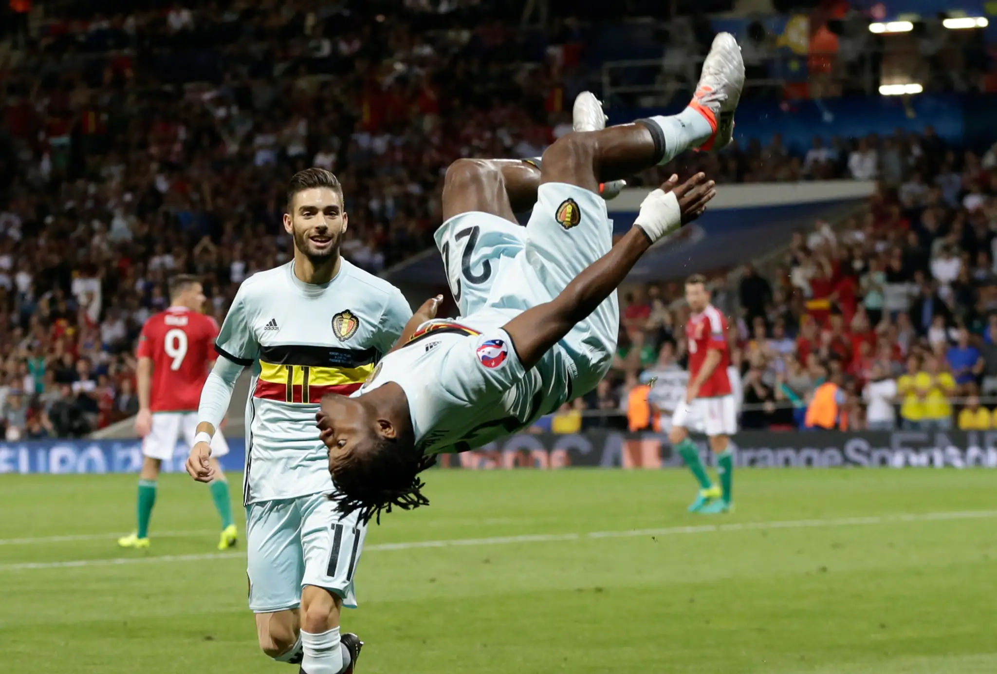 Michy Batshuayi z Belgicka sa teší po góle v osemifinále ME proti Maďarsku