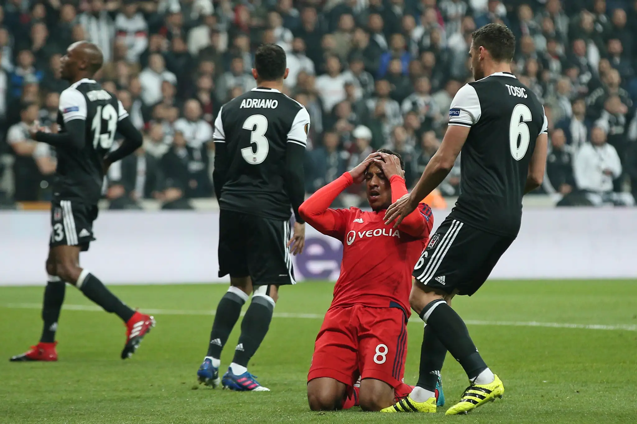 Corentin Tolisso (v červenom) z Lyonu sa chytá za hlavu v odvete štvrťfinále EL proti Besiktasu.