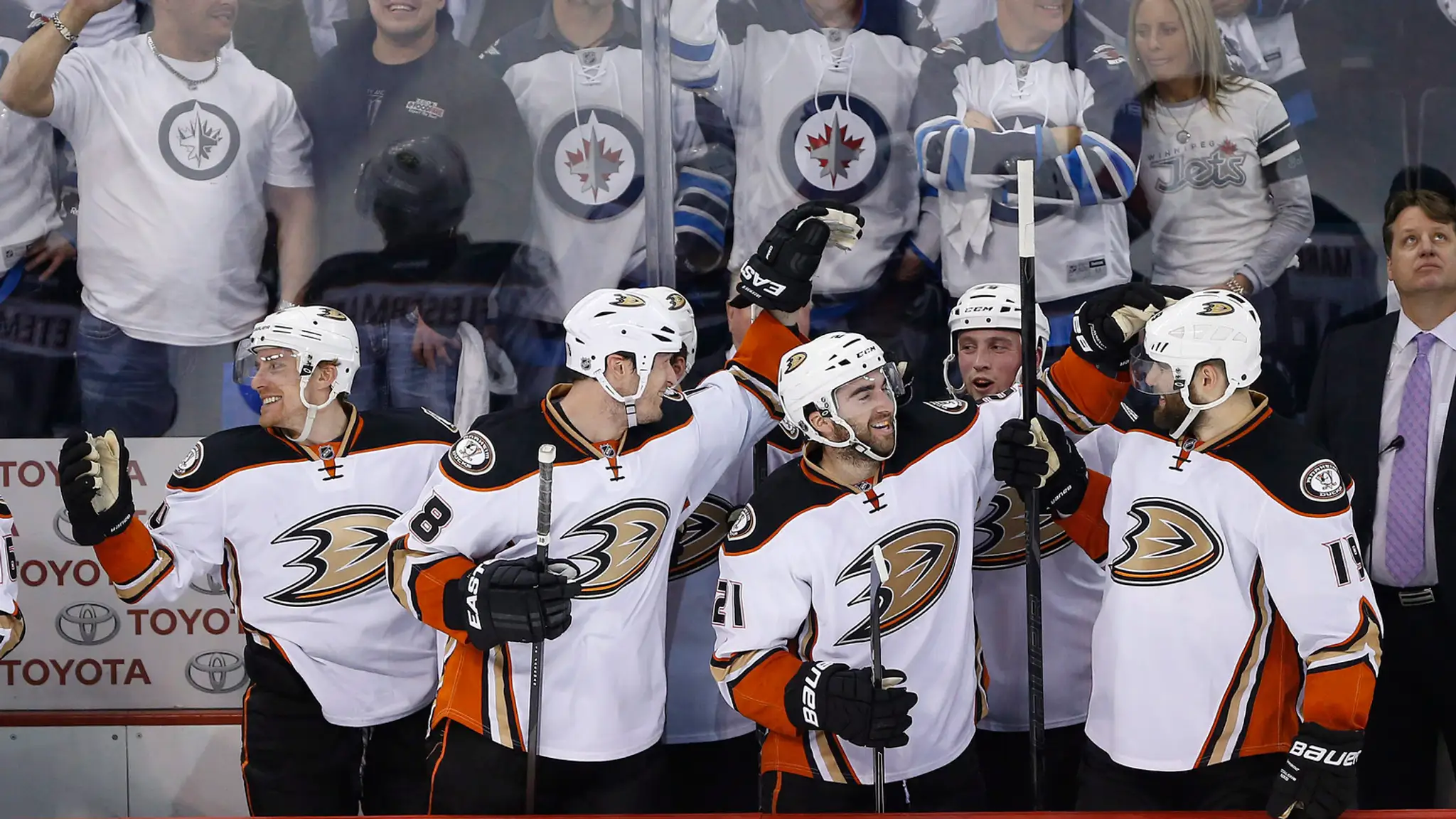 Hráči Ducks oslavujú na striedačke gól v zápase play off kanadsko-americkej NHL Anaheim Ducks - Winnipeg Jets.