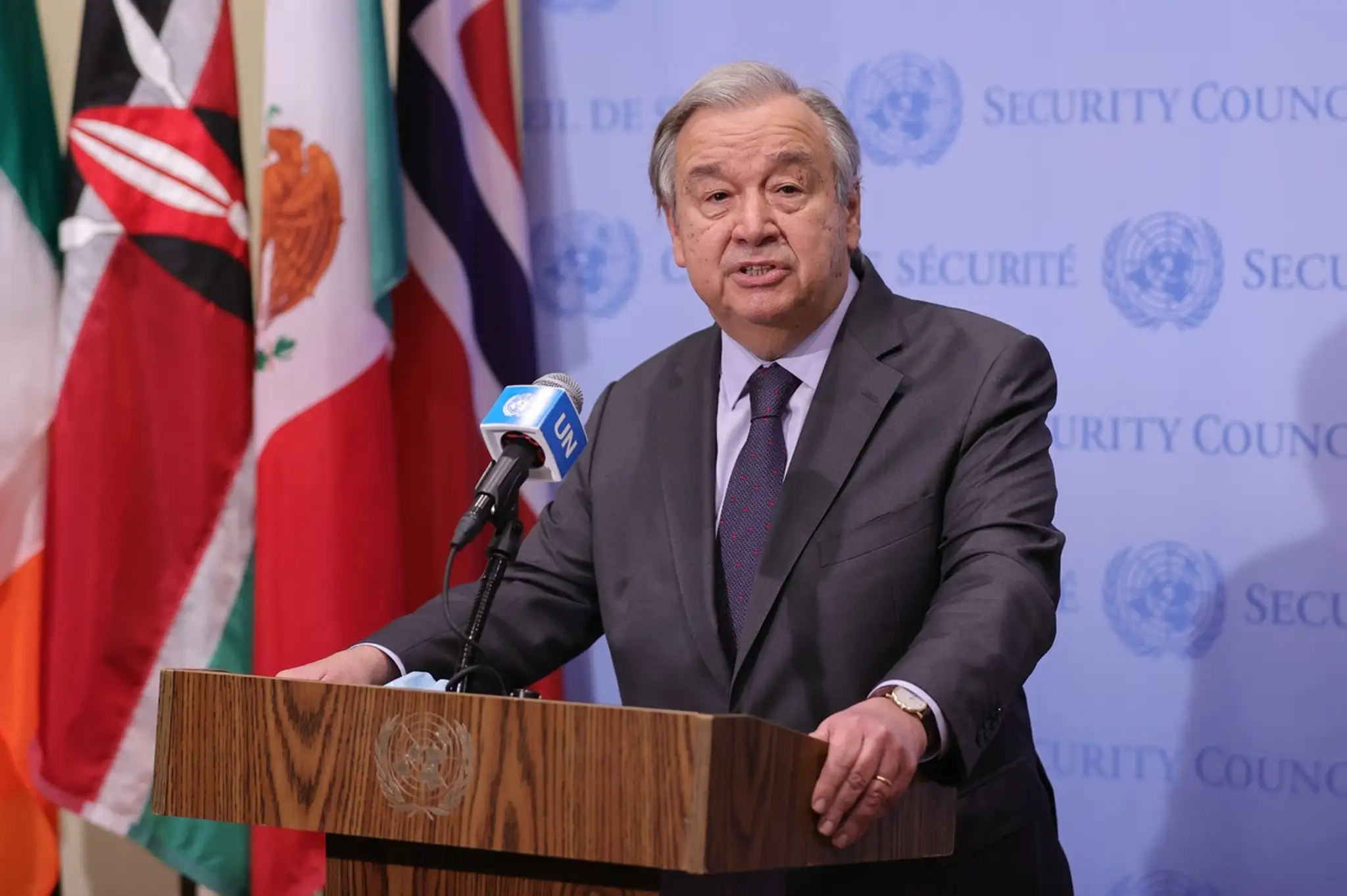 Generálny tajomník OSN António Guterres počas tlačovej konferencie o situácii na Ukrajine.