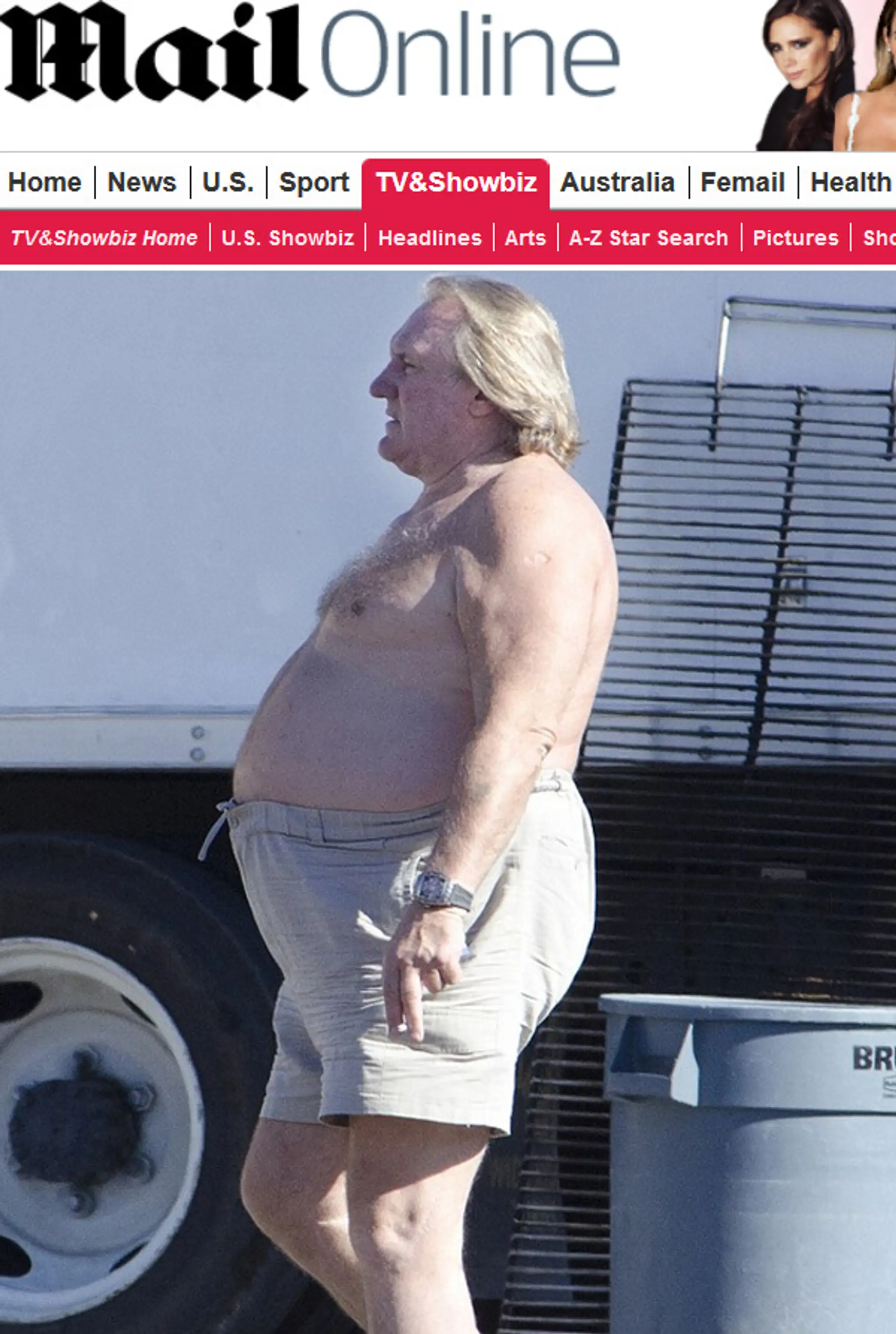 Gerard Depardieu na pláži.