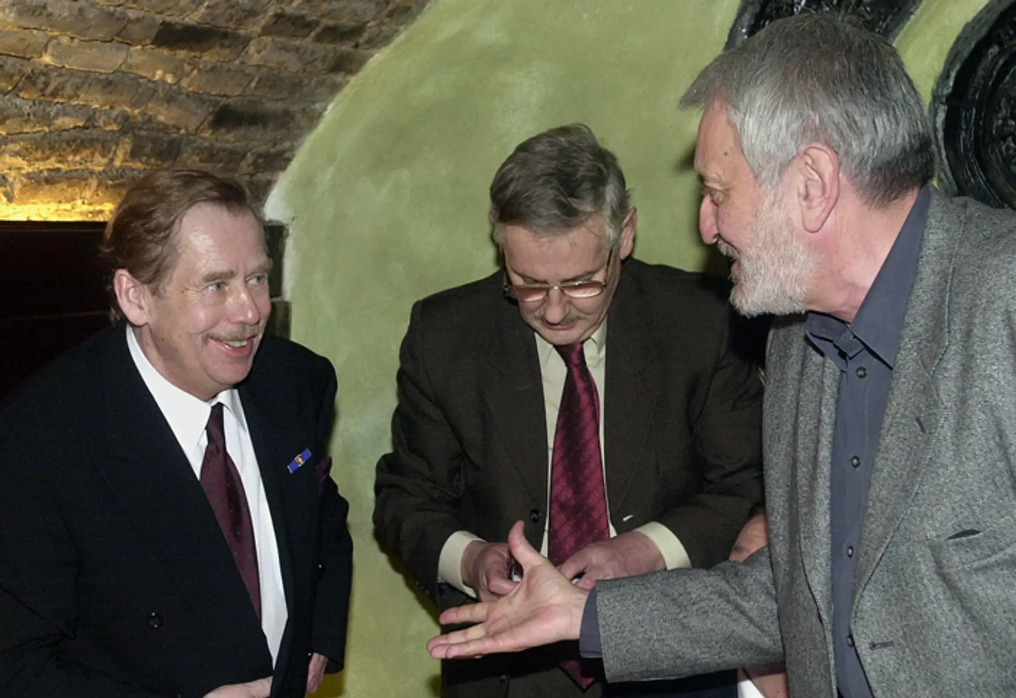 Stretnutie priateľov v známej bratislavskej vinárni - Václav Havel, Juraj Slezáček a Milan Lasica (2003)