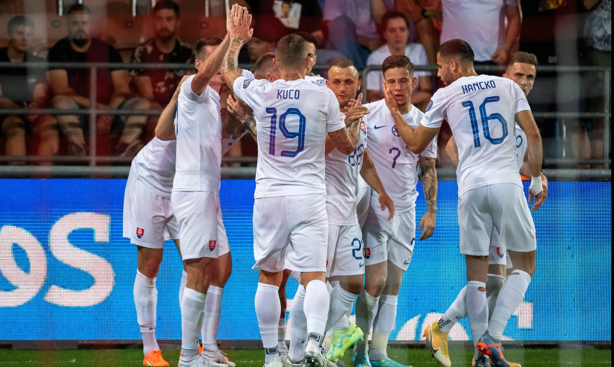 Na snímke futbalisti Slovenska sa tešia z gólu