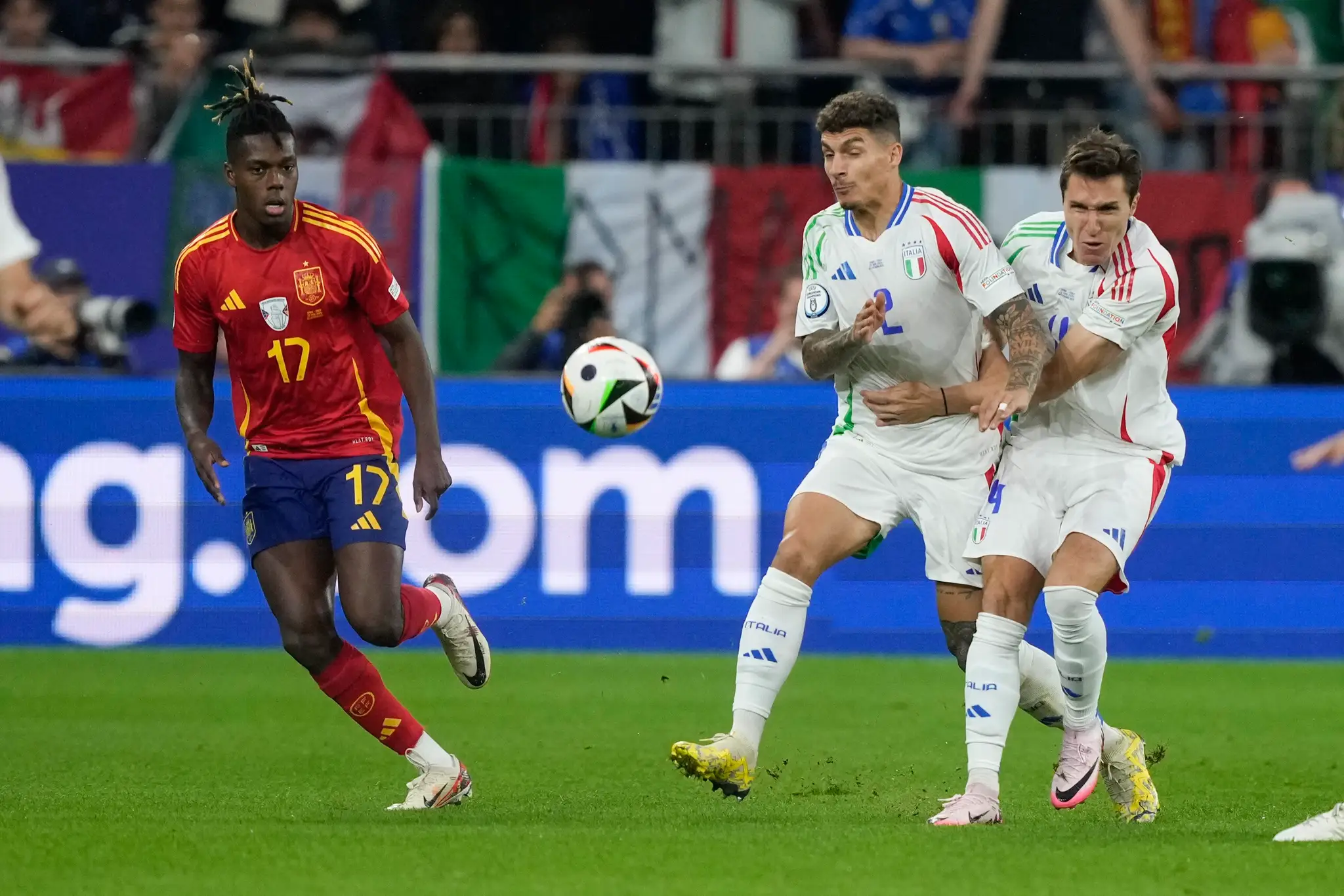 Federico Chiesa a Giovanni Di Lorenzo sihajú Nica Williamsa.