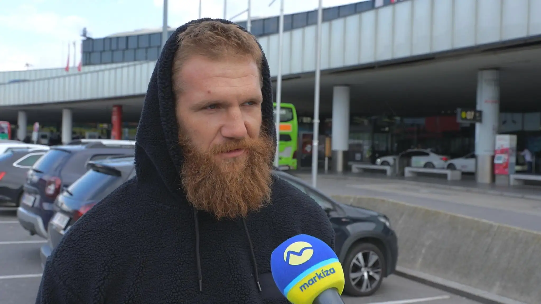 Samuel Pirát Krištofič na letisku po prílete zo Survivora.